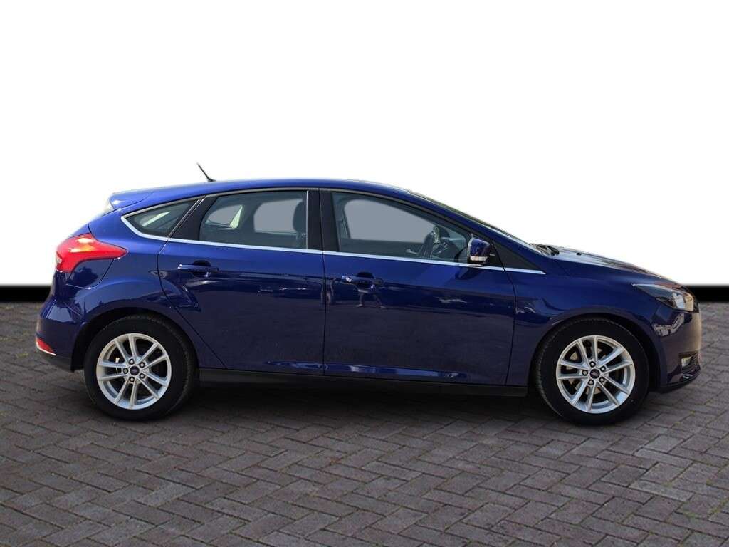A 2016 FORD FOCUS 1.0T EcoBoost Zetec Hatchback 5dr Petrol Auto Euro 6 (s/s) (125 ps) 6 M war A 2016 FORD FOCUS 1.0T EcoBoost Zetec Hatchback 5dr Petrol Auto Euro 6 (s/s) (125 ps) 6 M war
