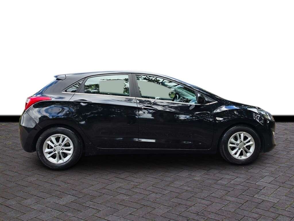 A 2016 HYUNDAI I30 1.6 CRDi Blue Drive SE Hatchback 5dr Diesel Manual Euro 6 (s/s) (110 ps) 6 A 2016 HYUNDAI I30 1.6 CRDi Blue Drive SE Hatchback 5dr Diesel Manual Euro 6 (s/s) (110 ps) 6