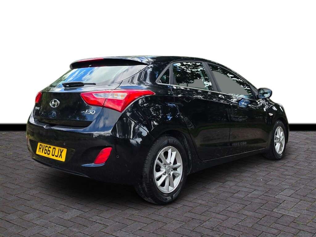A 2016 HYUNDAI I30 1.6 CRDi Blue Drive SE Hatchback 5dr Diesel Manual Euro 6 (s/s) (110 ps) 6 A 2016 HYUNDAI I30 1.6 CRDi Blue Drive SE Hatchback 5dr Diesel Manual Euro 6 (s/s) (110 ps) 6
