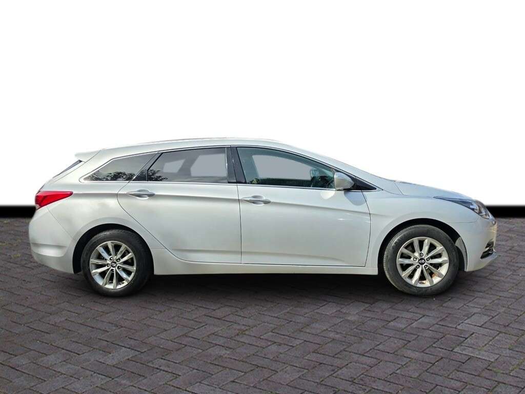 A 2015 HYUNDAI I40 1.7 CRDi Blue Drive SE Nav Tourer 5dr Diesel Manual Euro 6 (s/s) (141 ps) 6 A 2015 HYUNDAI I40 1.7 CRDi Blue Drive SE Nav Tourer 5dr Diesel Manual Euro 6 (s/s) (141 ps) 6