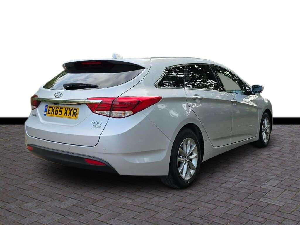 A 2015 HYUNDAI I40 1.7 CRDi Blue Drive SE Nav Tourer 5dr Diesel Manual Euro 6 (s/s) (141 ps) 6 A 2015 HYUNDAI I40 1.7 CRDi Blue Drive SE Nav Tourer 5dr Diesel Manual Euro 6 (s/s) (141 ps) 6