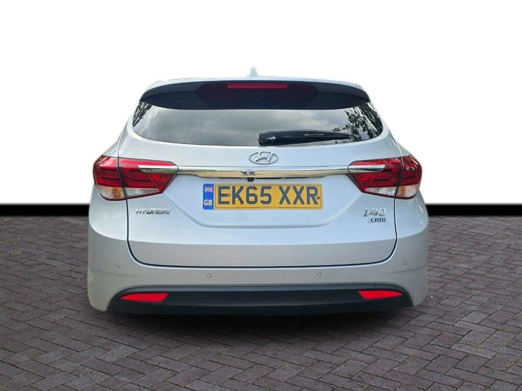 A 2015 HYUNDAI I40 1.7 CRDi Blue Drive SE Nav Tourer 5dr Diesel Manual Euro 6 (s/s) (141 ps) 6 A 2015 HYUNDAI I40 1.7 CRDi Blue Drive SE Nav Tourer 5dr Diesel Manual Euro 6 (s/s) (141 ps) 6