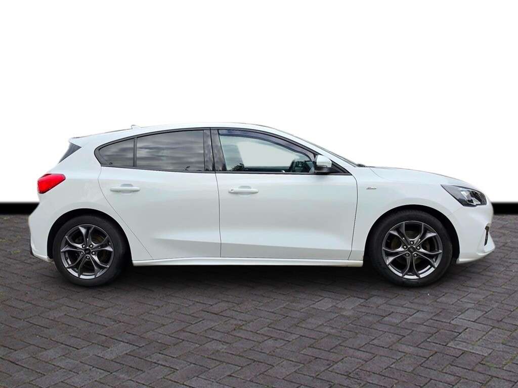 A 2019 FORD FOCUS 1.0T EcoBoost ST-Line Hatchback 5dr Petrol Manual Euro 6 (s/s) (125 ps) 6 M A 2019 FORD FOCUS 1.0T EcoBoost ST-Line Hatchback 5dr Petrol Manual Euro 6 (s/s) (125 ps) 6 M