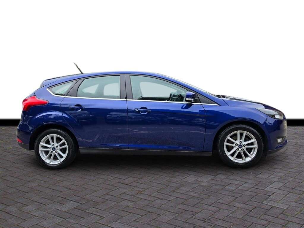 A 2016 FORD FOCUS 1.0T EcoBoost Zetec Hatchback 5dr Petrol Auto Euro 6 (s/s) (125 ps) 6 M War A 2016 FORD FOCUS 1.0T EcoBoost Zetec Hatchback 5dr Petrol Auto Euro 6 (s/s) (125 ps) 6 M War