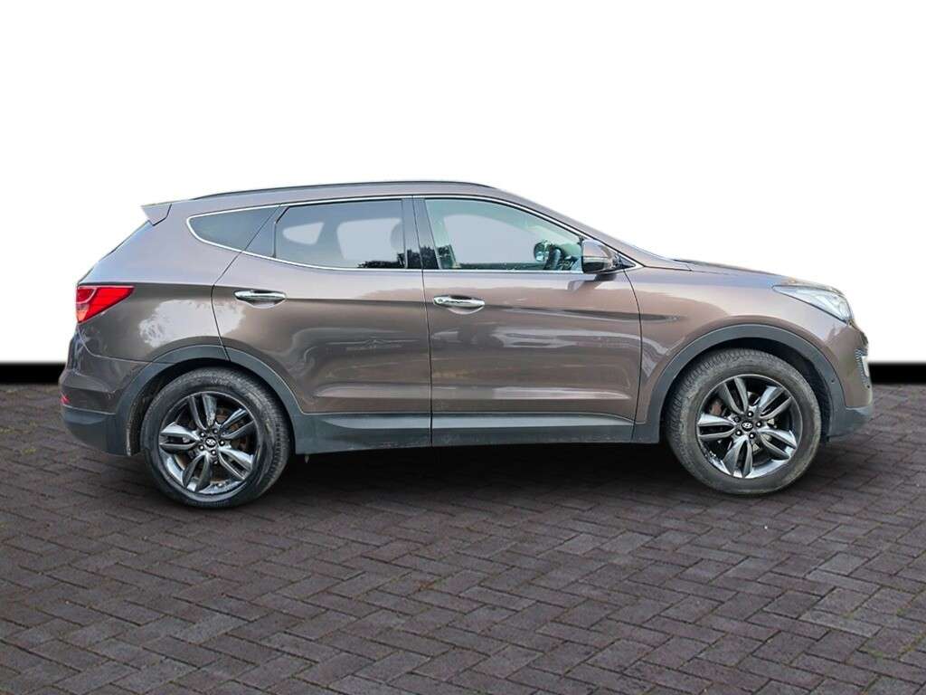 A 2014 HYUNDAI SANTA FE 2.2 CRDi Premium SE SUV 5dr Diesel Auto 4WD Euro 5 (7 seat) (194 bhp) 6 M w A 2014 HYUNDAI SANTA FE 2.2 CRDi Premium SE SUV 5dr Diesel Auto 4WD Euro 5 (7 seat) (194 bhp) 6 M w
