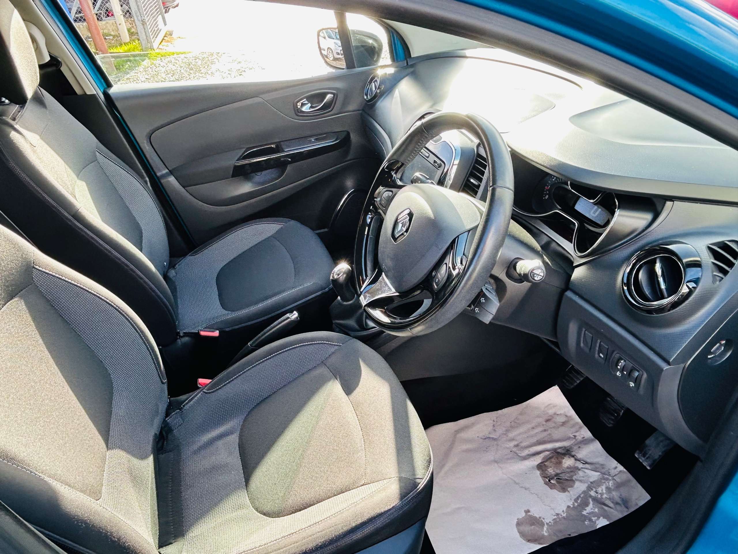 A 2016 RENAULT CAPTUR 1.5 dCi ENERGY Dynamique Nav SUV 5dr Diesel Manual Euro 6 (s/s) (90 ps) A 2016 RENAULT CAPTUR 1.5 dCi ENERGY Dynamique Nav SUV 5dr Diesel Manual Euro 6 (s/s) (90 ps)