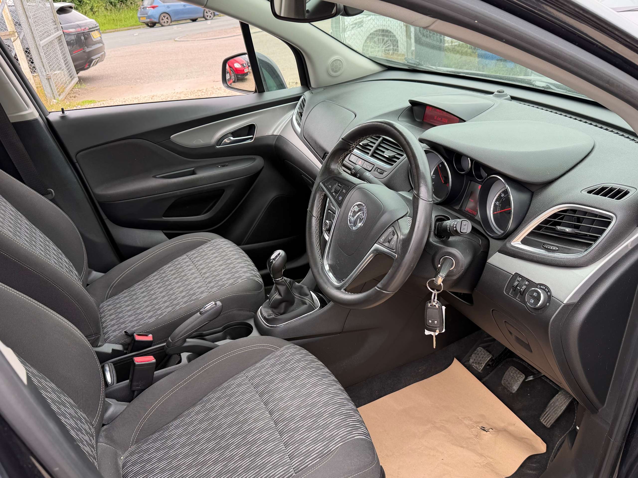 A 2015 VAUXHALL MOKKA 1.6 CDTi Exclusiv SUV 5dr Diesel Manual 2WD Euro 6 (s/s) (136 ps) A 2015 VAUXHALL MOKKA 1.6 CDTi Exclusiv SUV 5dr Diesel Manual 2WD Euro 6 (s/s) (136 ps)
