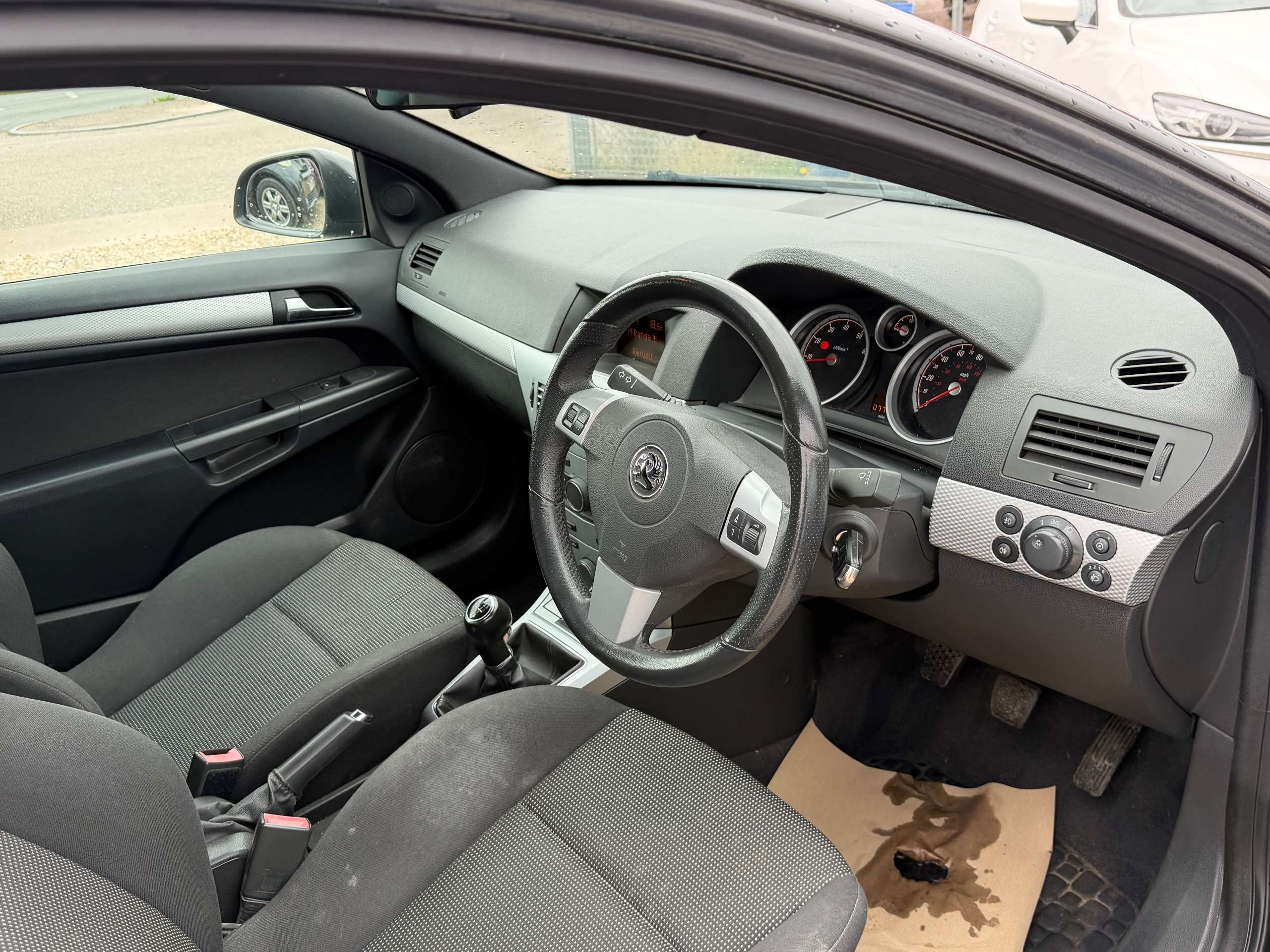 A 2011 VAUXHALL ASTRA 1.8 VVT 16v SRi Exterior Pack Sport Hatch 3dr Petrol Manual (159 g/km, 138 bhp) A 2011 VAUXHALL ASTRA 1.8 VVT 16v SRi Exterior Pack Sport Hatch 3dr Petrol Manual (159 g/km, 138 bhp)
