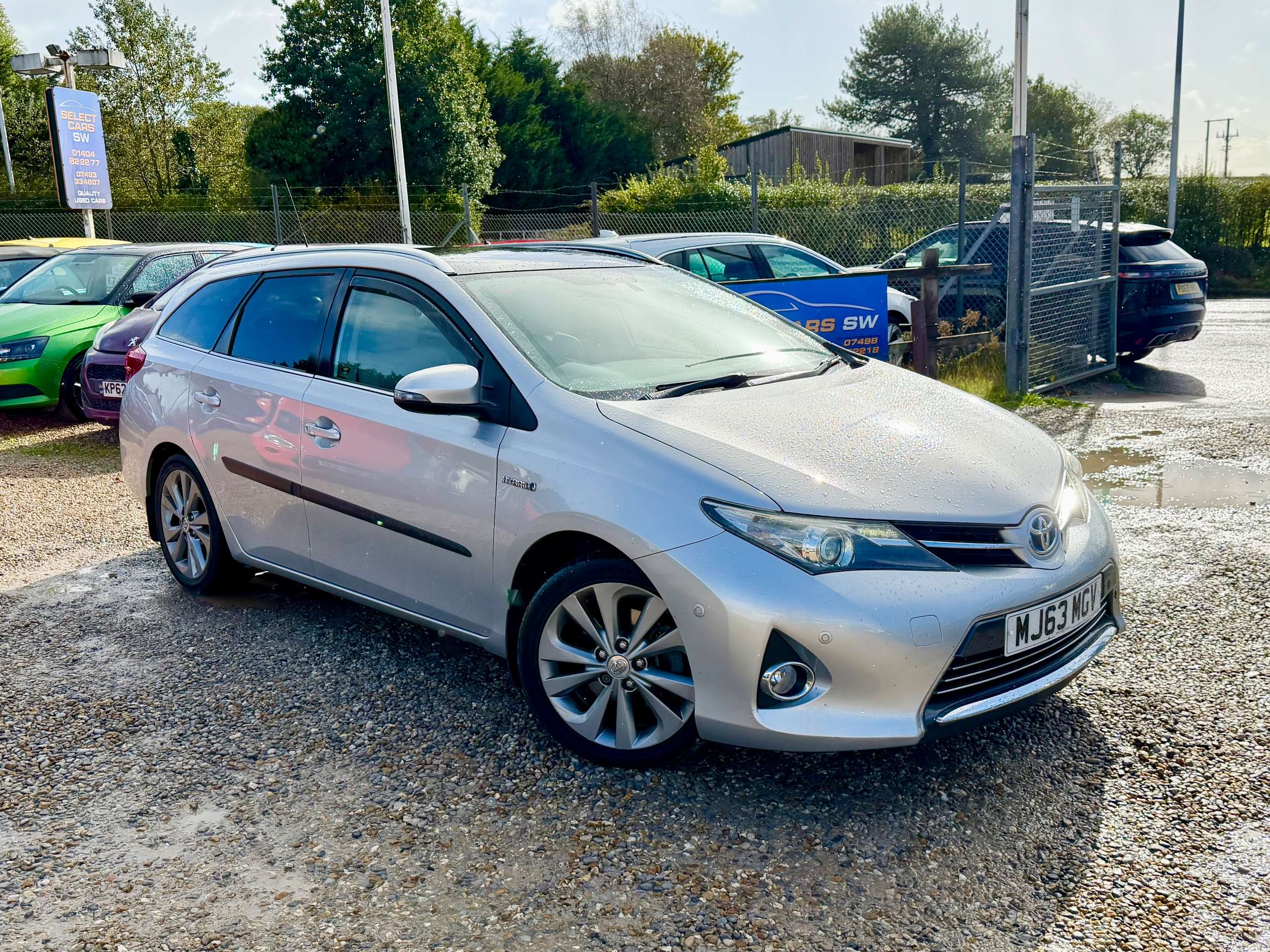 A 2013 TOYOTA AURIS 1.8 VVT-h Excel Touring Sports 5dr Petrol Hybrid CVT Euro 5 (s/s) (136 ps) A 2013 TOYOTA AURIS 1.8 VVT-h Excel Touring Sports 5dr Petrol Hybrid CVT Euro 5 (s/s) (136 ps)
