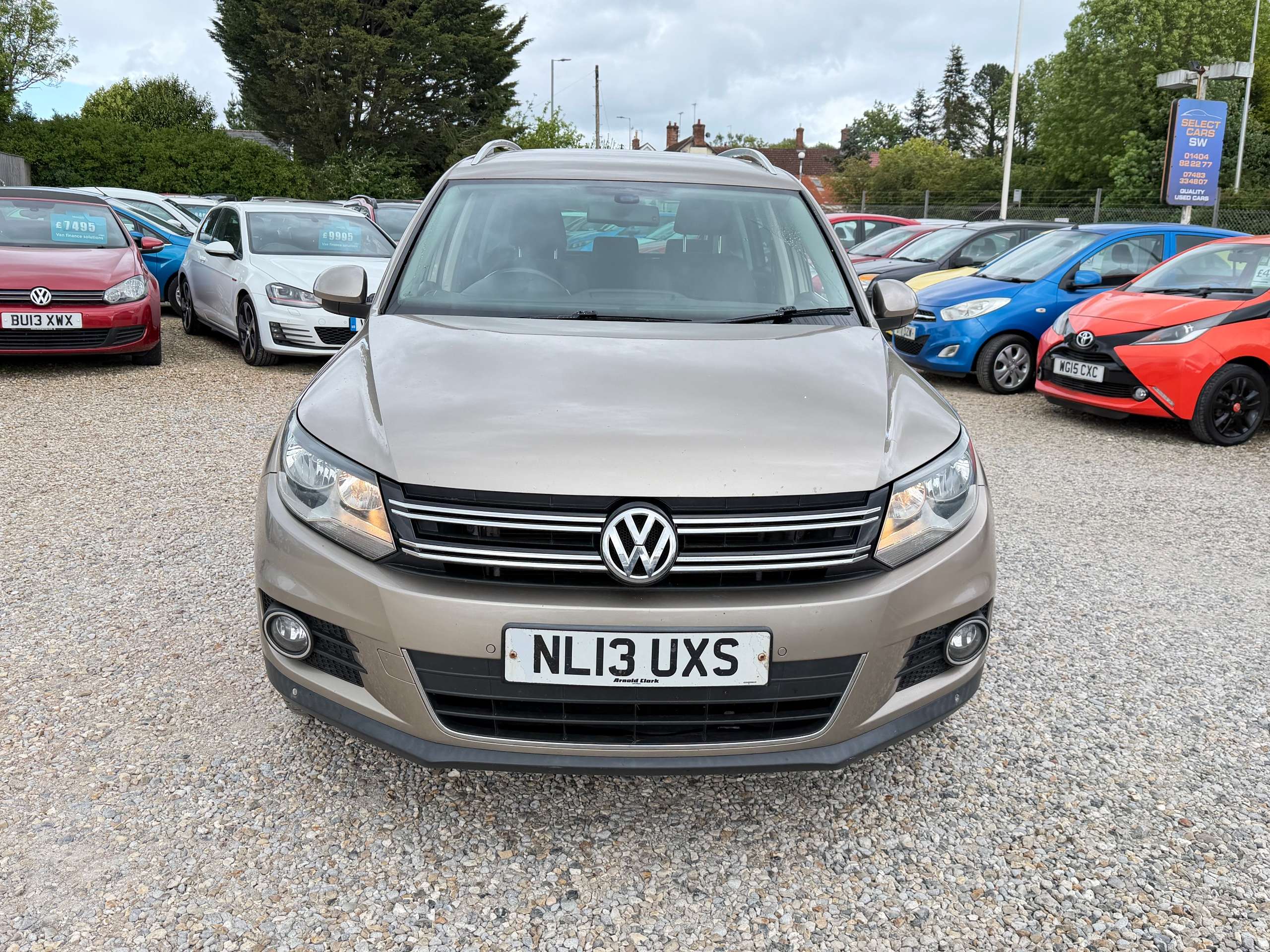 A 2013 VOLKSWAGEN TIGUAN 2.0 TDI BlueMotion Tech SE SUV 5dr Diesel Manual 2WD Euro 5 (s/s) (140 ps) A 2013 VOLKSWAGEN TIGUAN 2.0 TDI BlueMotion Tech SE SUV 5dr Diesel Manual 2WD Euro 5 (s/s) (140 ps)