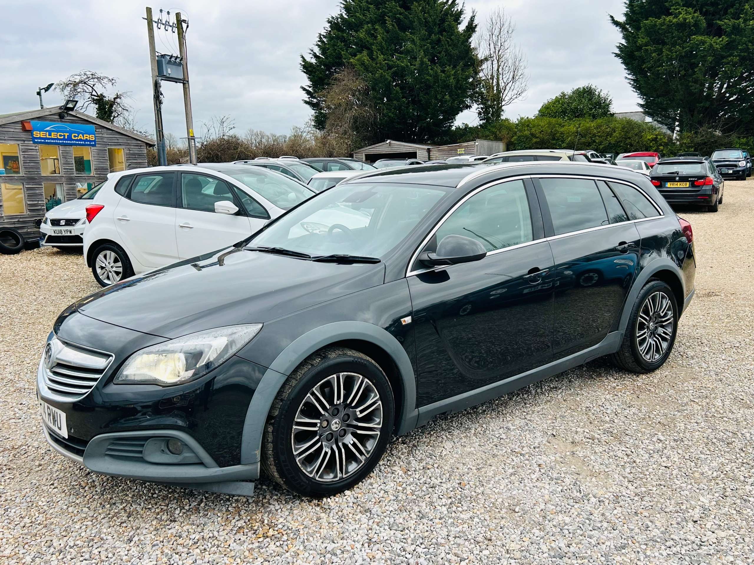 A 2014 VAUXHALL INSIGNIA 2.0 CDTi BiTurbo Country Tourer 5dr Diesel Auto 4WD Euro 5 (195 ps) A 2014 VAUXHALL INSIGNIA 2.0 CDTi BiTurbo Country Tourer 5dr Diesel Auto 4WD Euro 5 (195 ps)