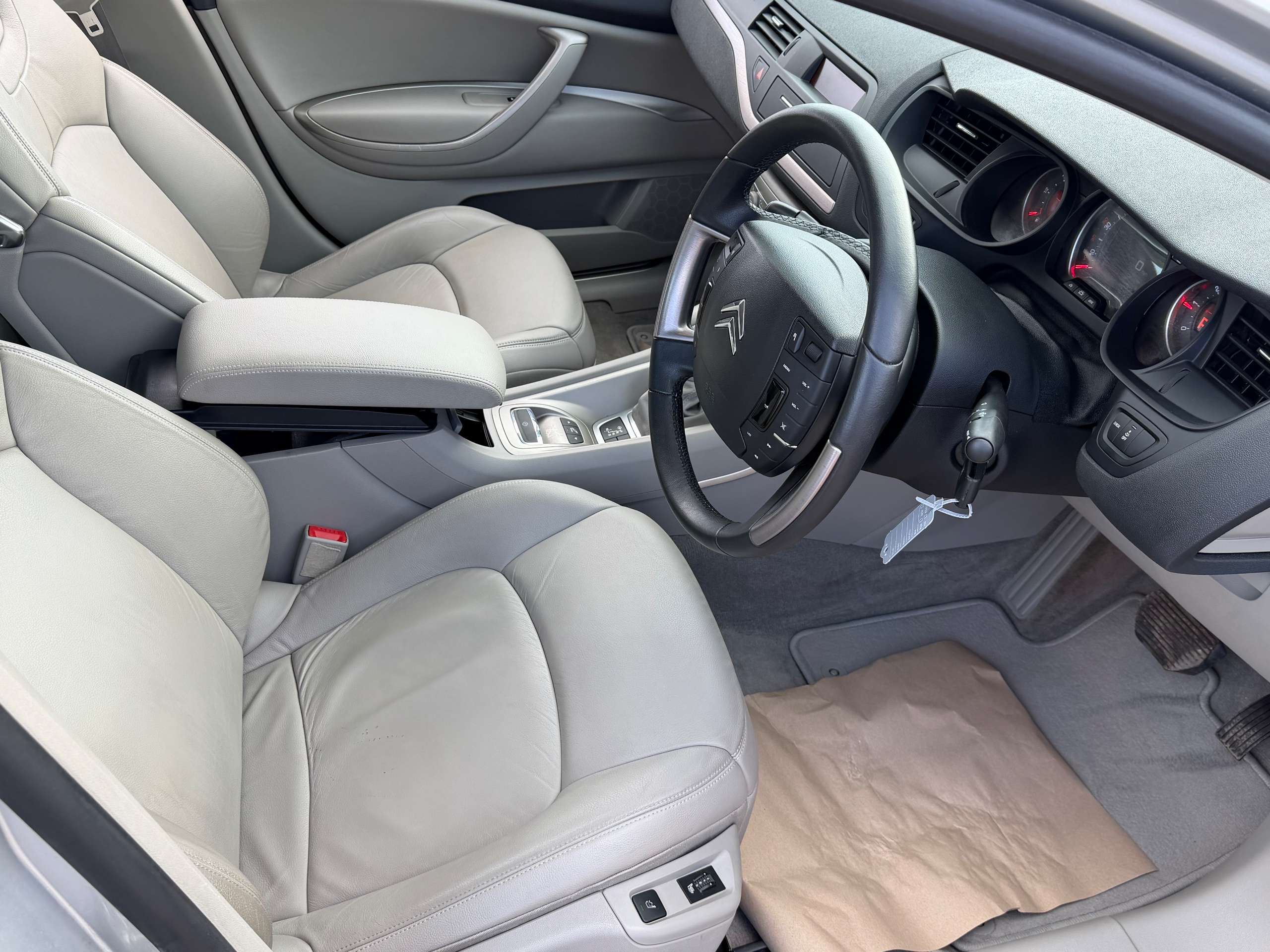 A 2011 CITROEN C5 2.0 HDi Exclusive Saloon 4dr Diesel Auto Euro 5 (160 ps) A 2011 CITROEN C5 2.0 HDi Exclusive Saloon 4dr Diesel Auto Euro 5 (160 ps)