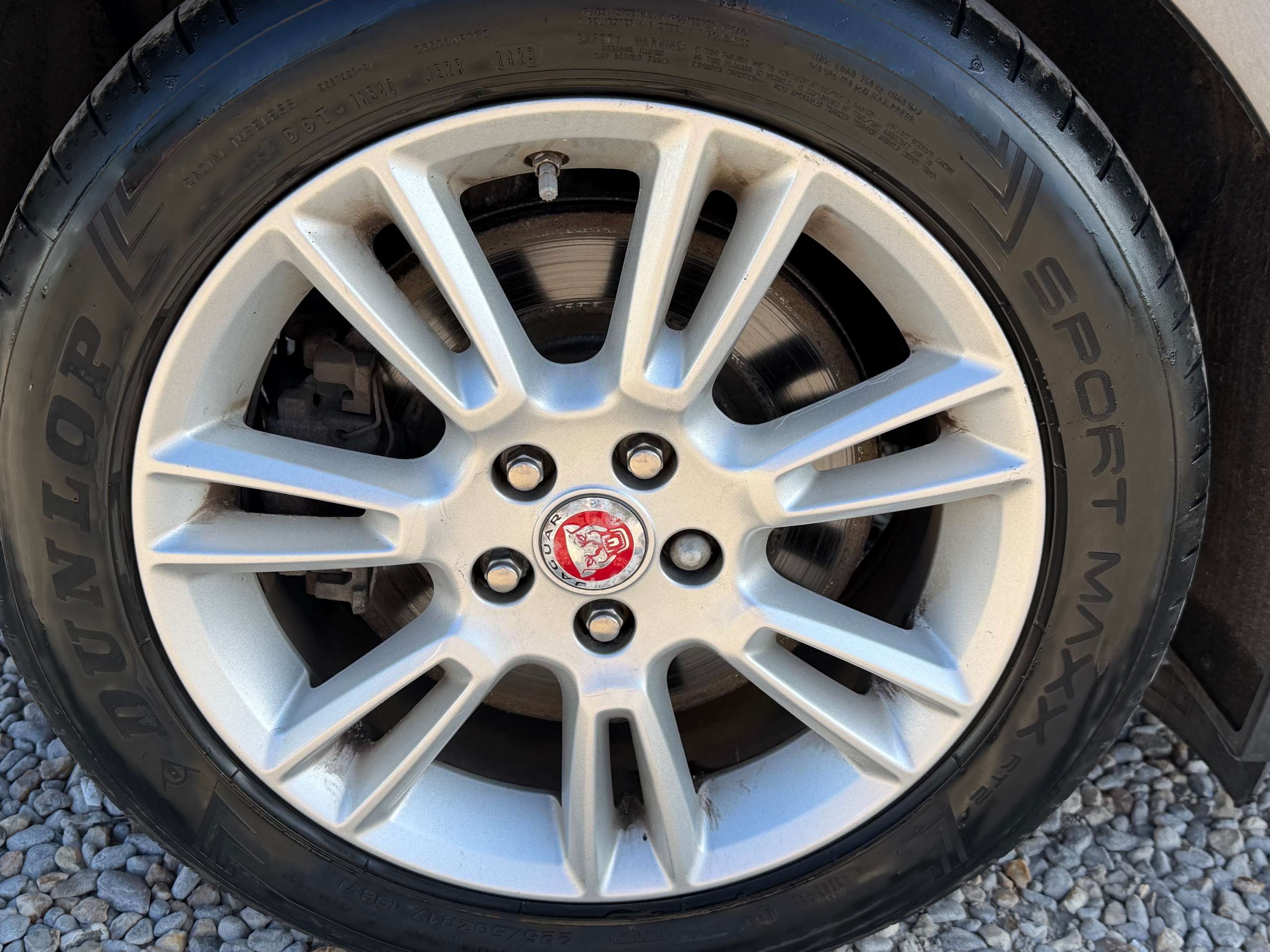 A 2015 JAGUAR XE 2.0 GTDi Prestige Saloon 4dr Petrol Auto Euro 6 (s/s) (200 ps) A 2015 JAGUAR XE 2.0 GTDi Prestige Saloon 4dr Petrol Auto Euro 6 (s/s) (200 ps)