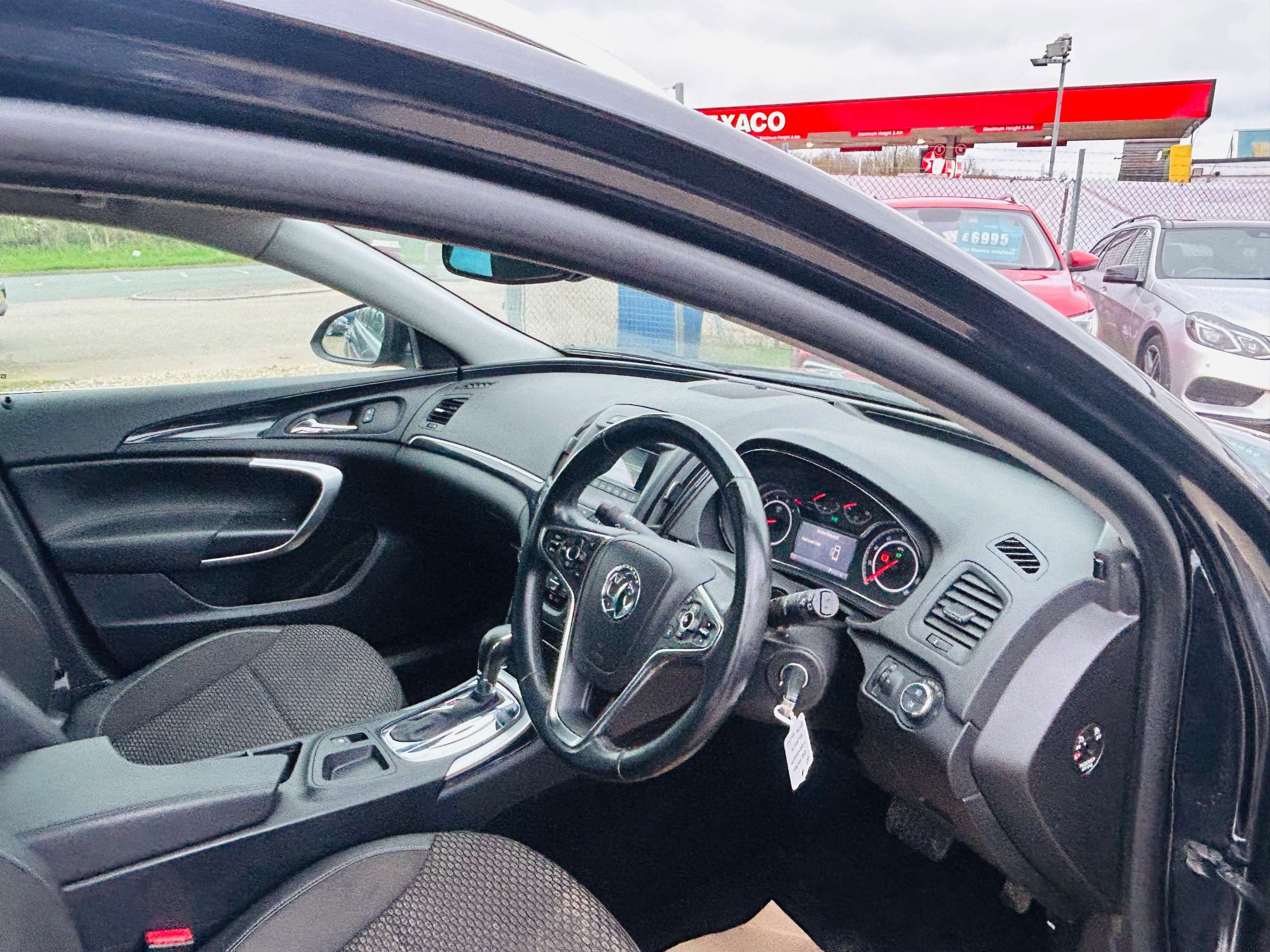 A 2014 VAUXHALL INSIGNIA 2.0 CDTi BiTurbo Country Tourer 5dr Diesel Auto 4WD Euro 5 (195 ps) A 2014 VAUXHALL INSIGNIA 2.0 CDTi BiTurbo Country Tourer 5dr Diesel Auto 4WD Euro 5 (195 ps)