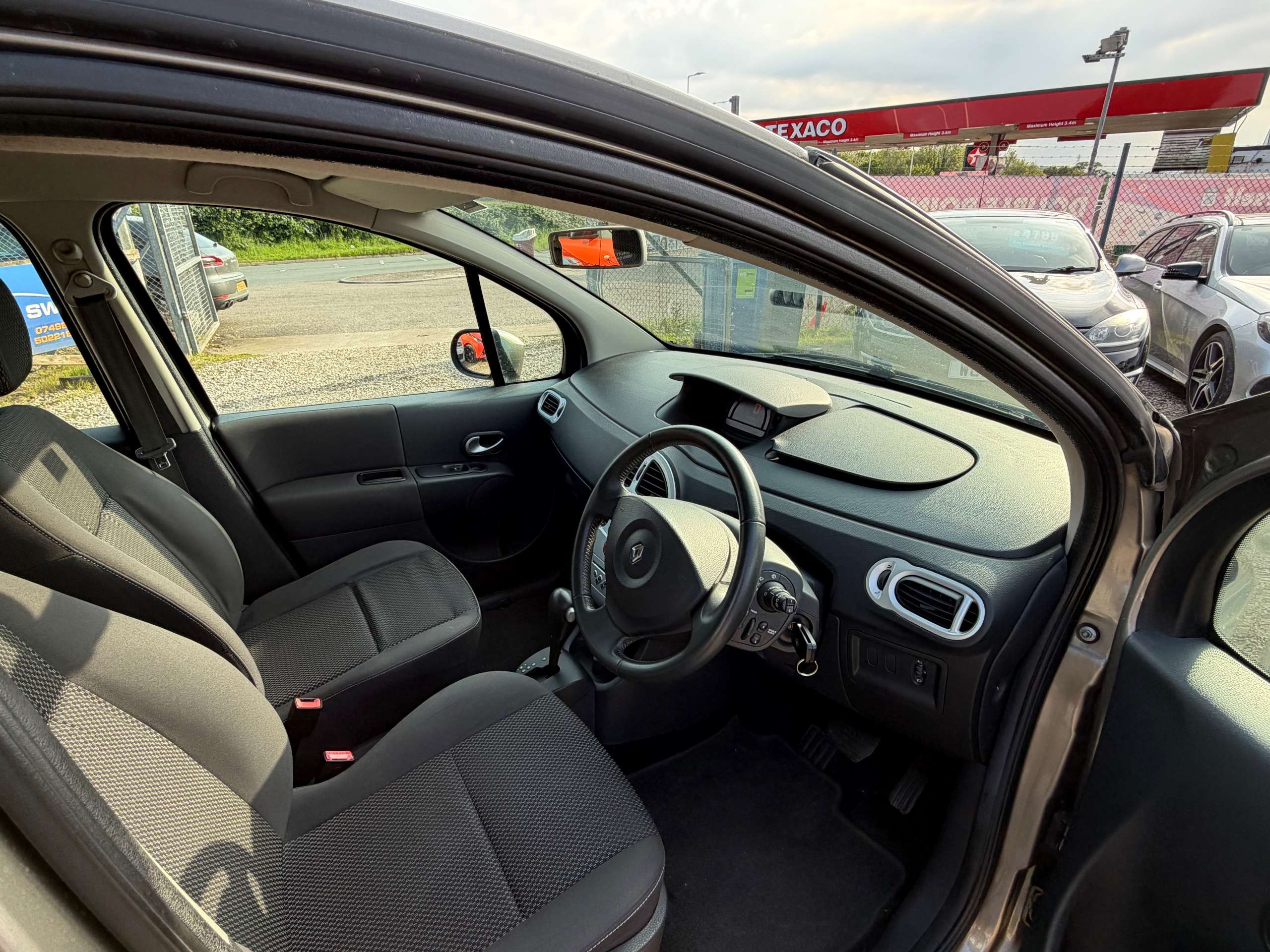 A 2010 RENAULT GRAND MODUS 1.6 VVT Dynamique MPV 5dr Petrol Auto Euro 4 (111 ps) A 2010 RENAULT GRAND MODUS 1.6 VVT Dynamique MPV 5dr Petrol Auto Euro 4 (111 ps)