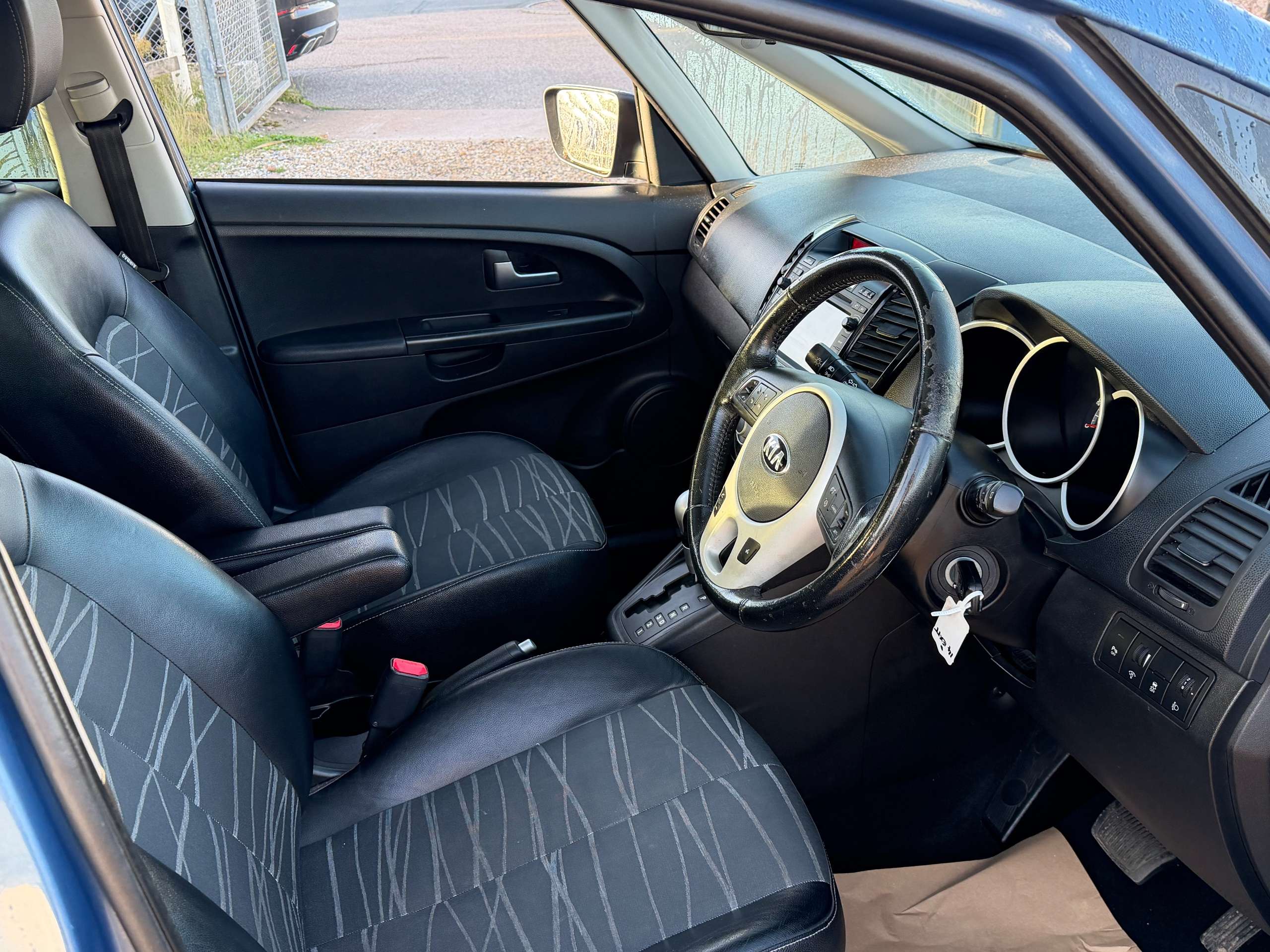 A 2012 KIA VENGA 1.6 3 MPV 5dr Petrol Auto Euro 5 (Sat Nav) (123 bhp) A 2012 KIA VENGA 1.6 3 MPV 5dr Petrol Auto Euro 5 (Sat Nav) (123 bhp)