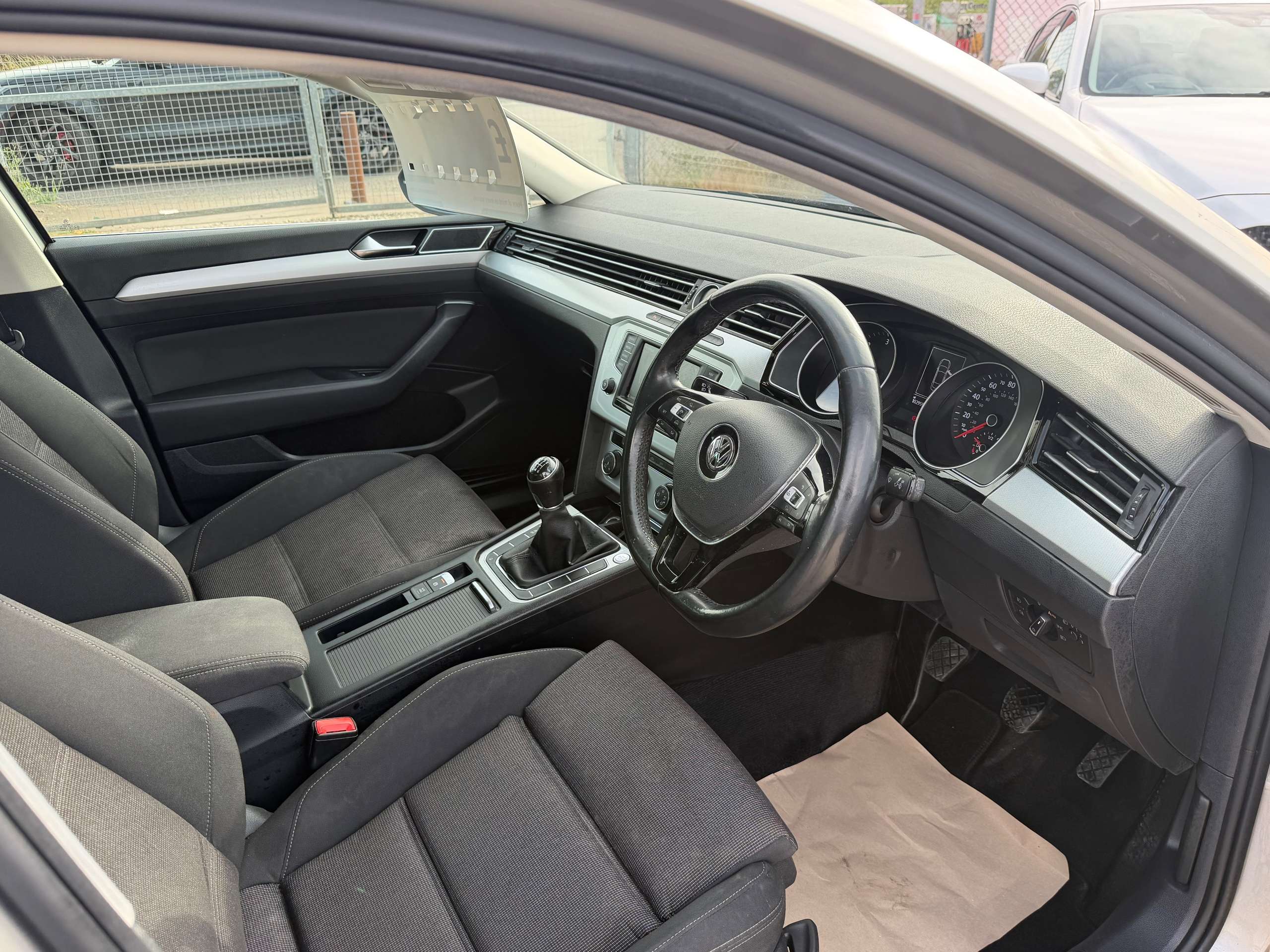 A 2015 VOLKSWAGEN PASSAT 1.6 TDI BlueMotion Tech SE Business Saloon Manual Euro 6 (s/s) (120 ps) A 2015 VOLKSWAGEN PASSAT 1.6 TDI BlueMotion Tech SE Business Saloon Manual Euro 6 (s/s) (120 ps)