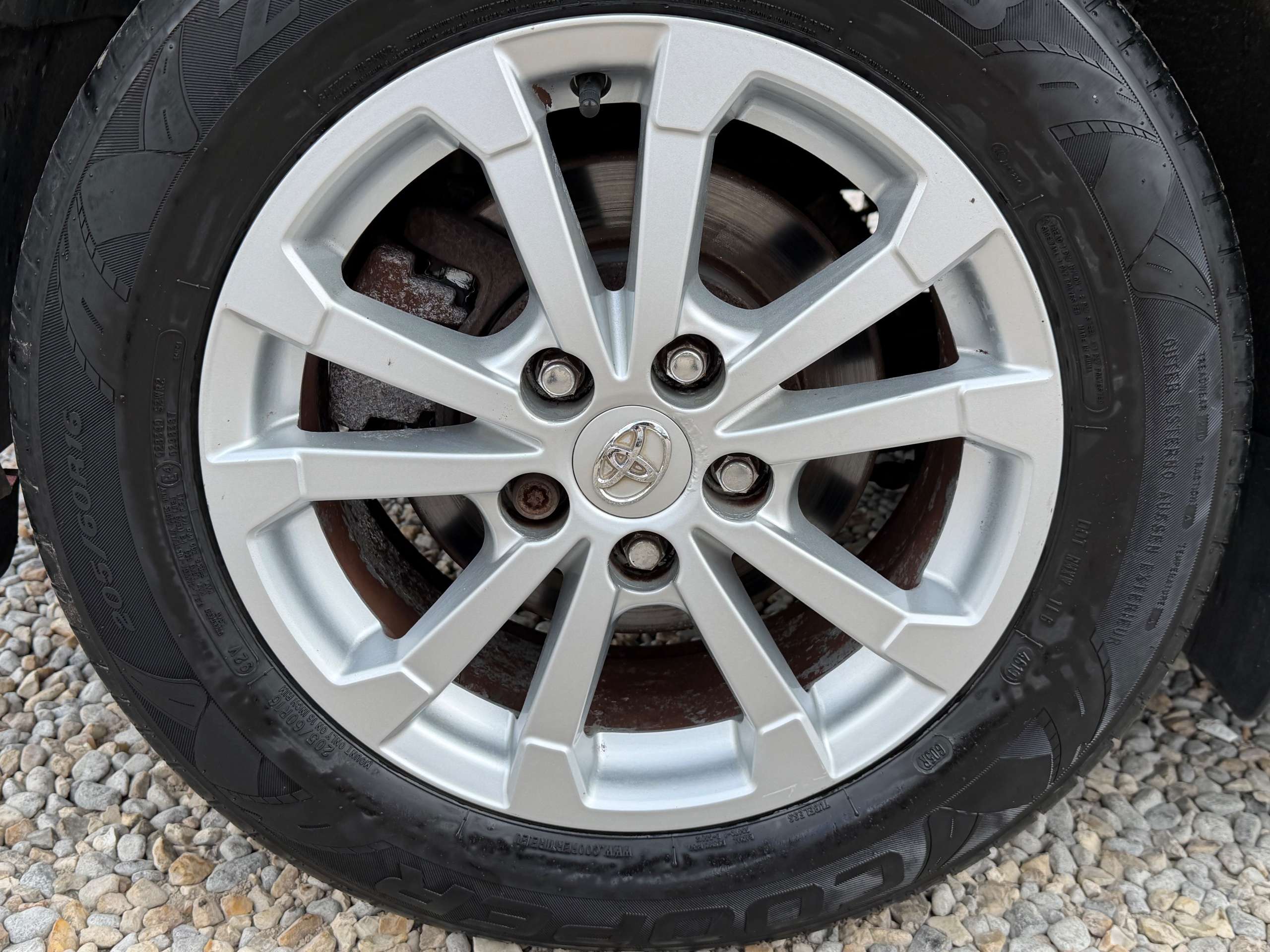 A 2010 TOYOTA VERSO 1.6 V-Matic TR MPV 5dr Petrol Manual Euro 4 (132 ps) A 2010 TOYOTA VERSO 1.6 V-Matic TR MPV 5dr Petrol Manual Euro 4 (132 ps)