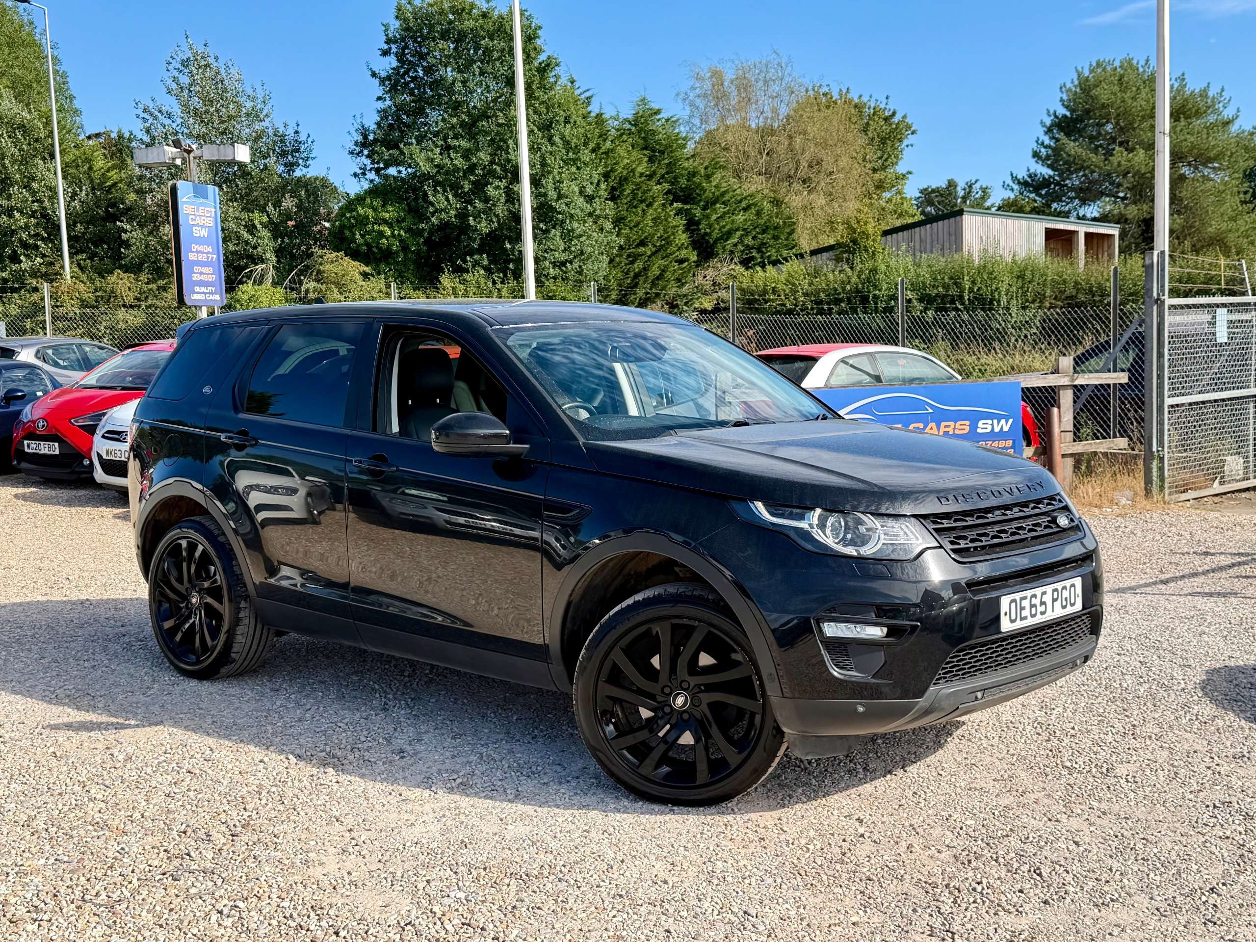 A 2015 LAND ROVER DISCOVERY SPORT 2.0 TD4 HSE Luxury SUV 5dr Diesel Auto 4WD Euro 6 (s/s) (180 ps) A 2015 LAND ROVER DISCOVERY SPORT 2.0 TD4 HSE Luxury SUV 5dr Diesel Auto 4WD Euro 6 (s/s) (180 ps)