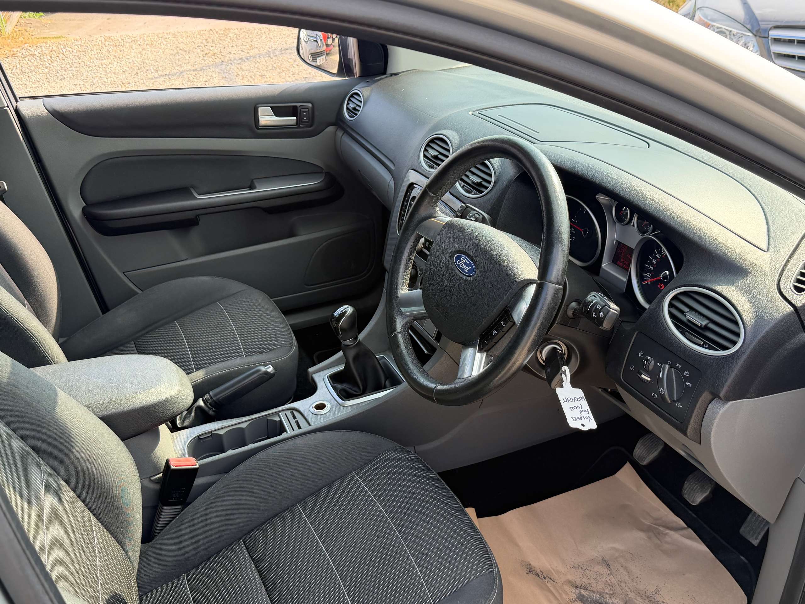 A 2009 FORD FOCUS 1.8 TDCi Titanium Hatchback 5dr Diesel Manual (137 g/km, 113 bhp) A 2009 FORD FOCUS 1.8 TDCi Titanium Hatchback 5dr Diesel Manual (137 g/km, 113 bhp)