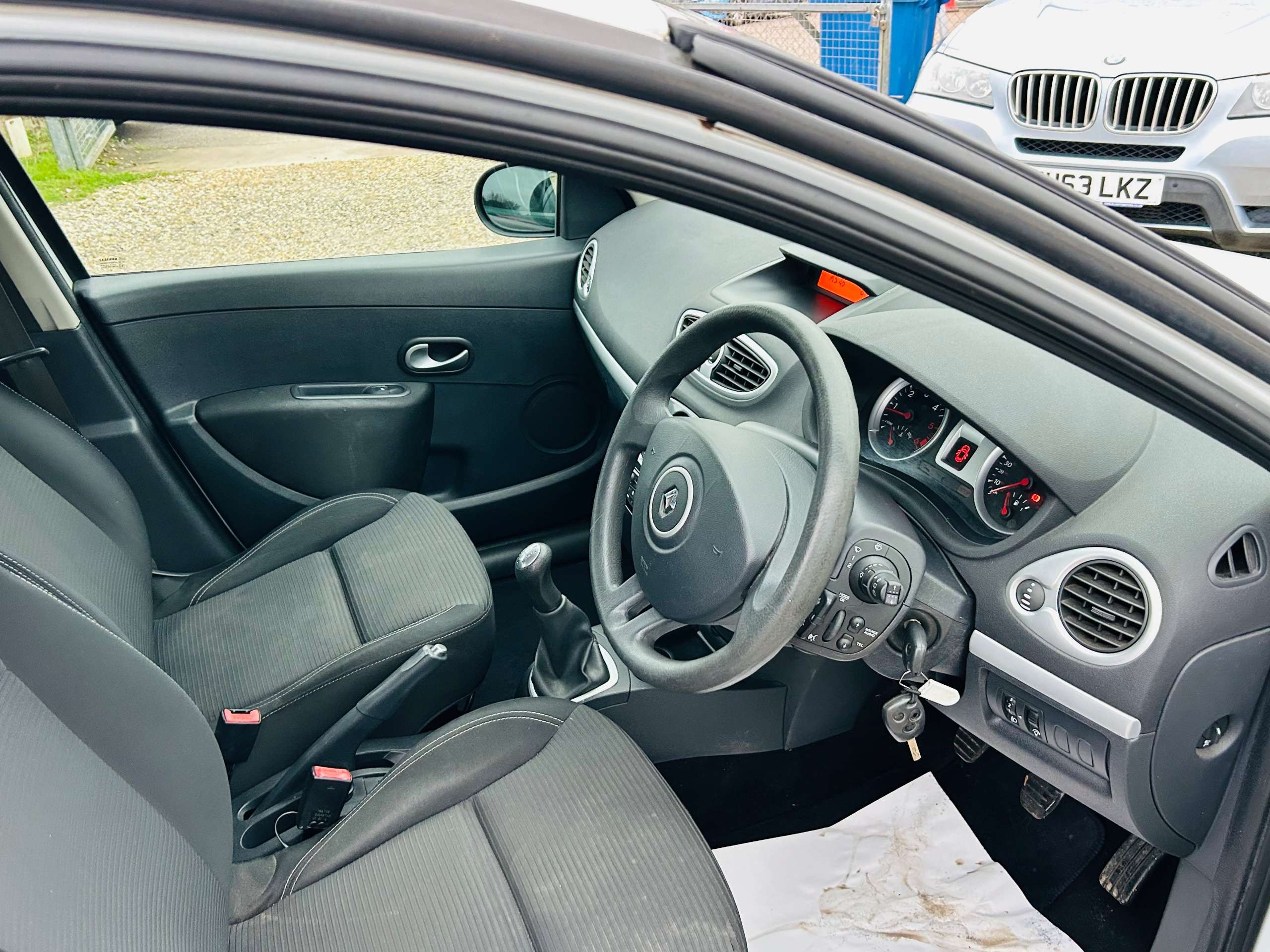 A 2012 RENAULT CLIO 1.5 dCi Expression + Hatchback 5dr Diesel Manual Euro 5 (88 ps) A 2012 RENAULT CLIO 1.5 dCi Expression + Hatchback 5dr Diesel Manual Euro 5 (88 ps)