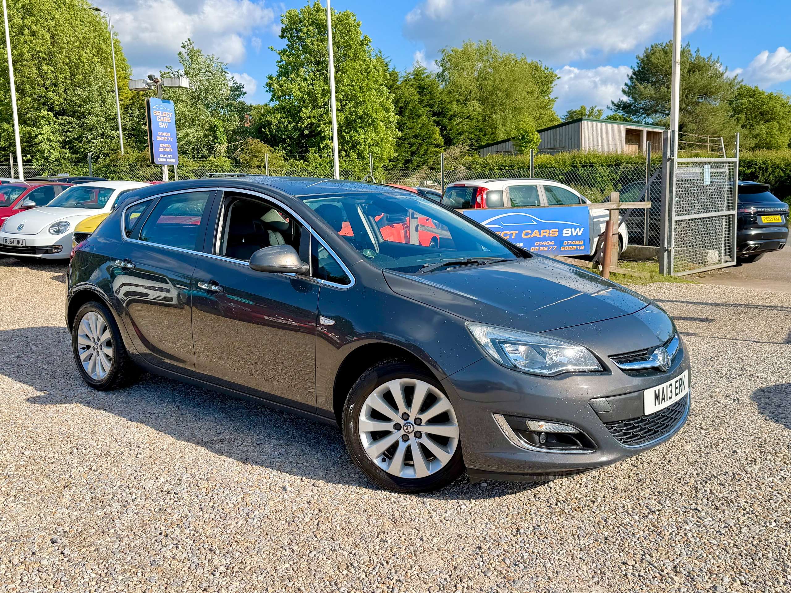 A 2013 VAUXHALL ASTRA 1.6 16v Elite Hatchback 5dr Petrol Manual Euro 5 (115 ps) A 2013 VAUXHALL ASTRA 1.6 16v Elite Hatchback 5dr Petrol Manual Euro 5 (115 ps)