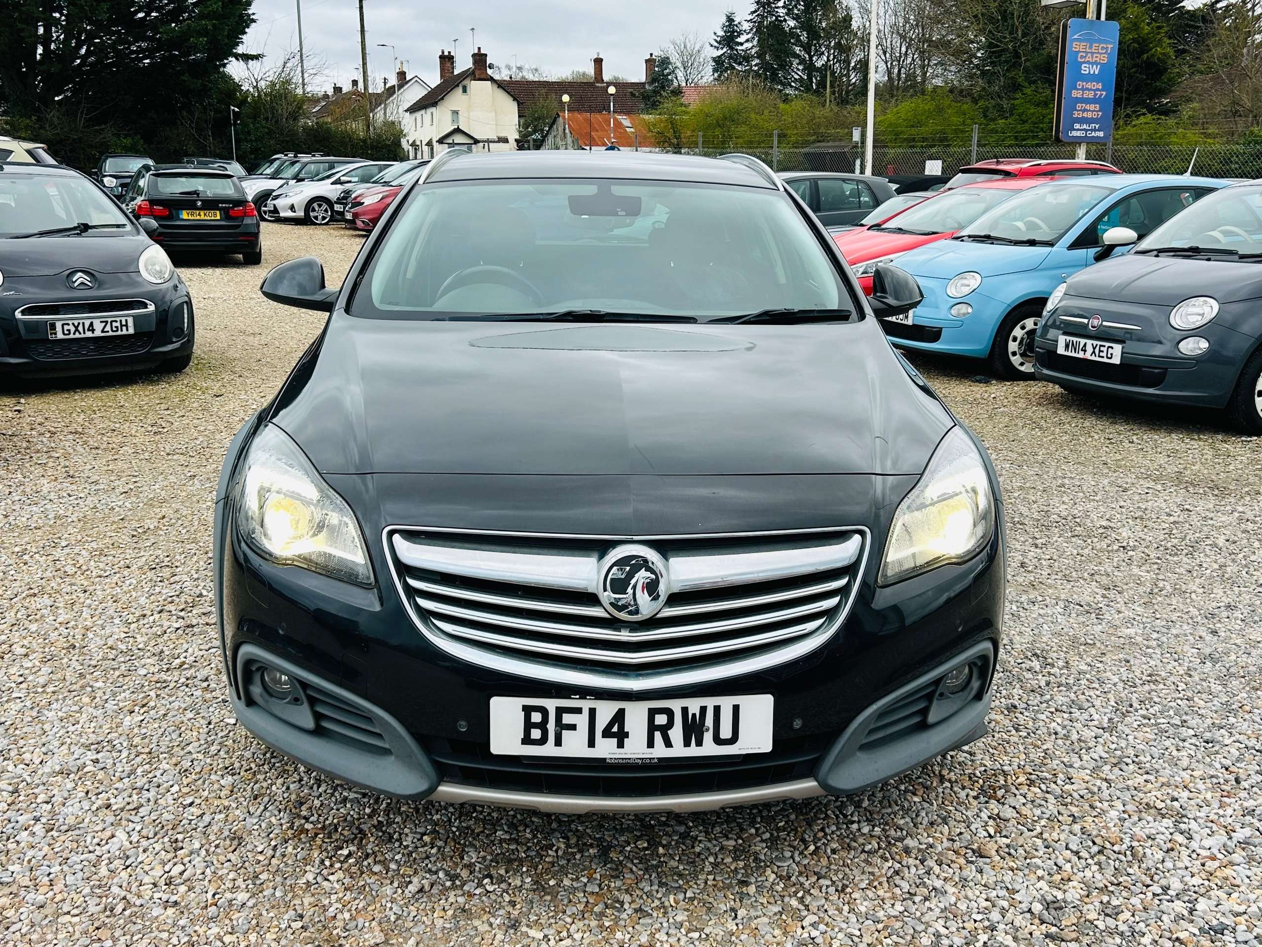 A 2014 VAUXHALL INSIGNIA 2.0 CDTi BiTurbo Country Tourer 5dr Diesel Auto 4WD Euro 5 (195 ps) A 2014 VAUXHALL INSIGNIA 2.0 CDTi BiTurbo Country Tourer 5dr Diesel Auto 4WD Euro 5 (195 ps)