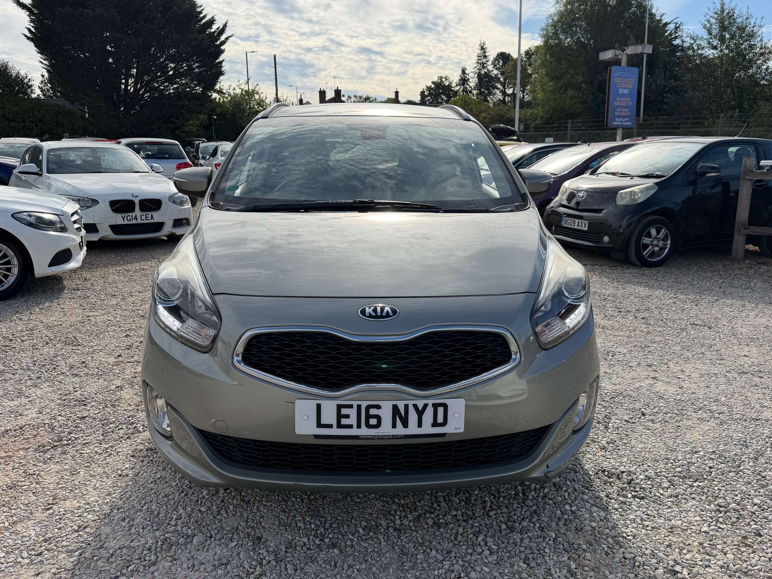 A 2016 KIA CARENS 1.6 GDi 2 MPV 5dr Petrol Manual Euro 6 (s/s) (133 bhp) A 2016 KIA CARENS 1.6 GDi 2 MPV 5dr Petrol Manual Euro 6 (s/s) (133 bhp)