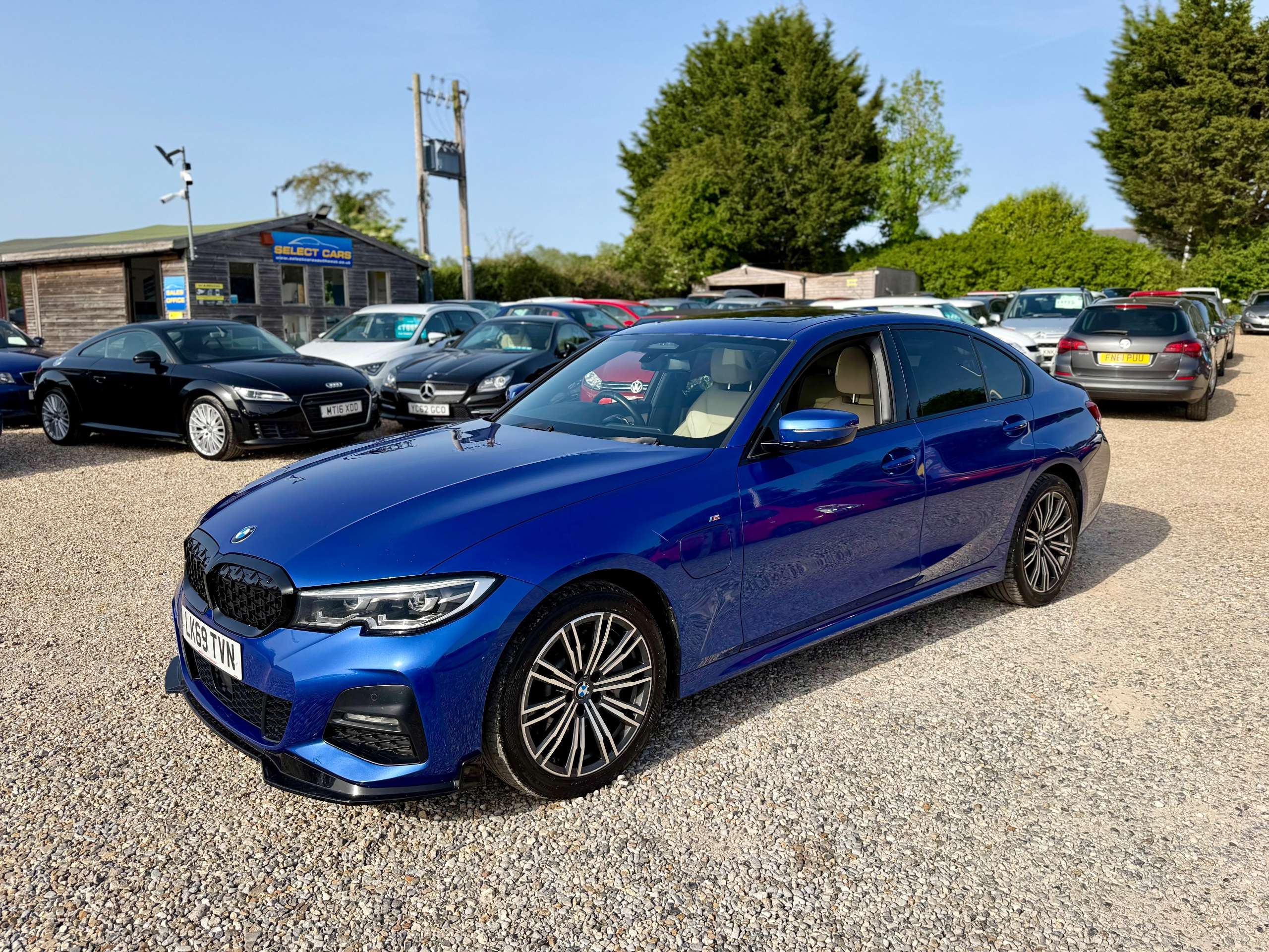 A 2019 BMW 3 SERIES 2.0 330e 12kWh M Sport Saloon 4dr Petrol Plug-in Hybrid Auto Euro 6 (s/s) (292 ps) A 2019 BMW 3 SERIES 2.0 330e 12kWh M Sport Saloon 4dr Petrol Plug-in Hybrid Auto Euro 6 (s/s) (292 ps)