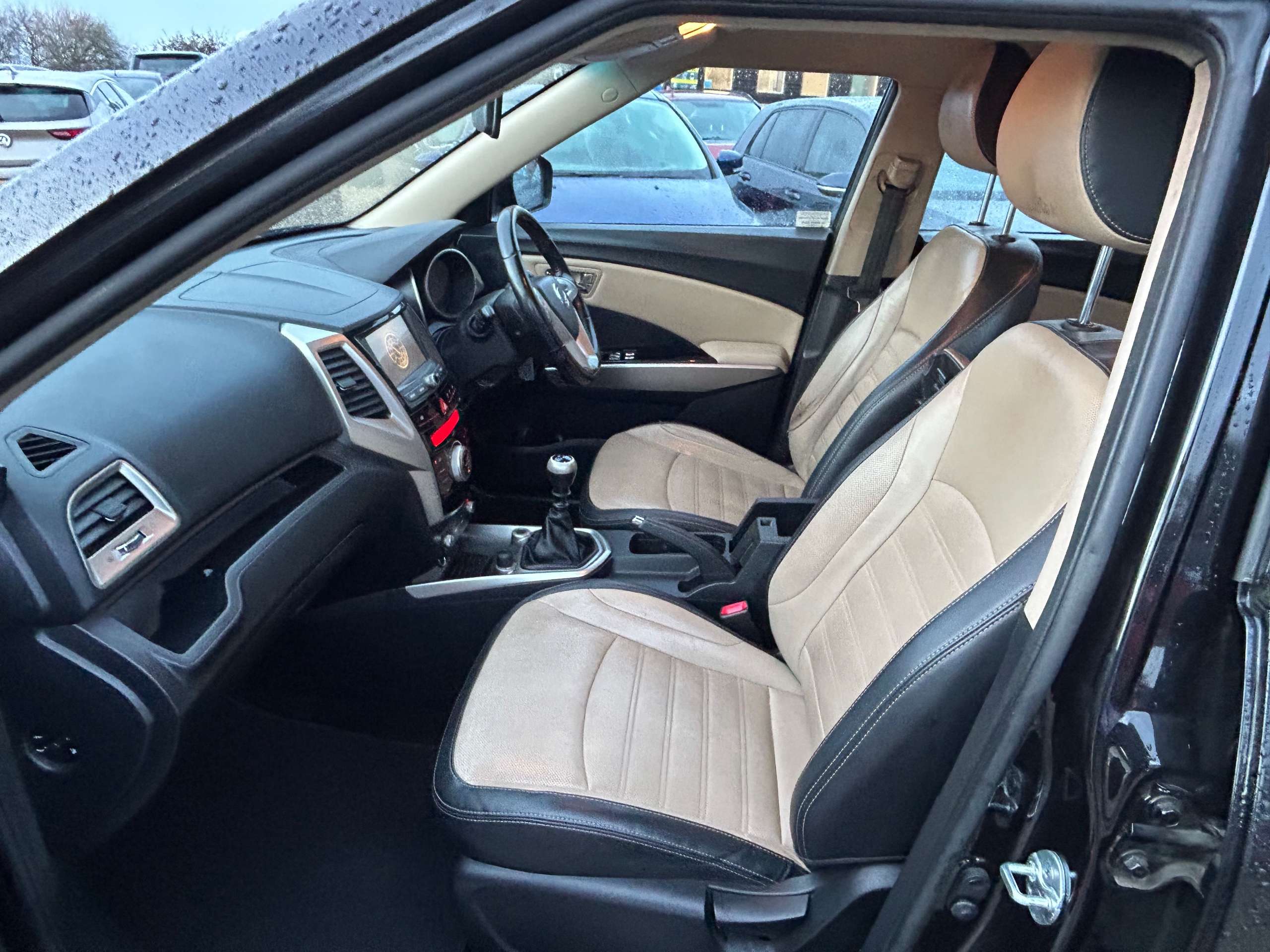 A 2015 SSANGYONG TIVOLI 1.6 e-XGi EX SUV 5dr Petrol Manual Euro 6 (s/s) (128 ps) A 2015 SSANGYONG TIVOLI 1.6 e-XGi EX SUV 5dr Petrol Manual Euro 6 (s/s) (128 ps)