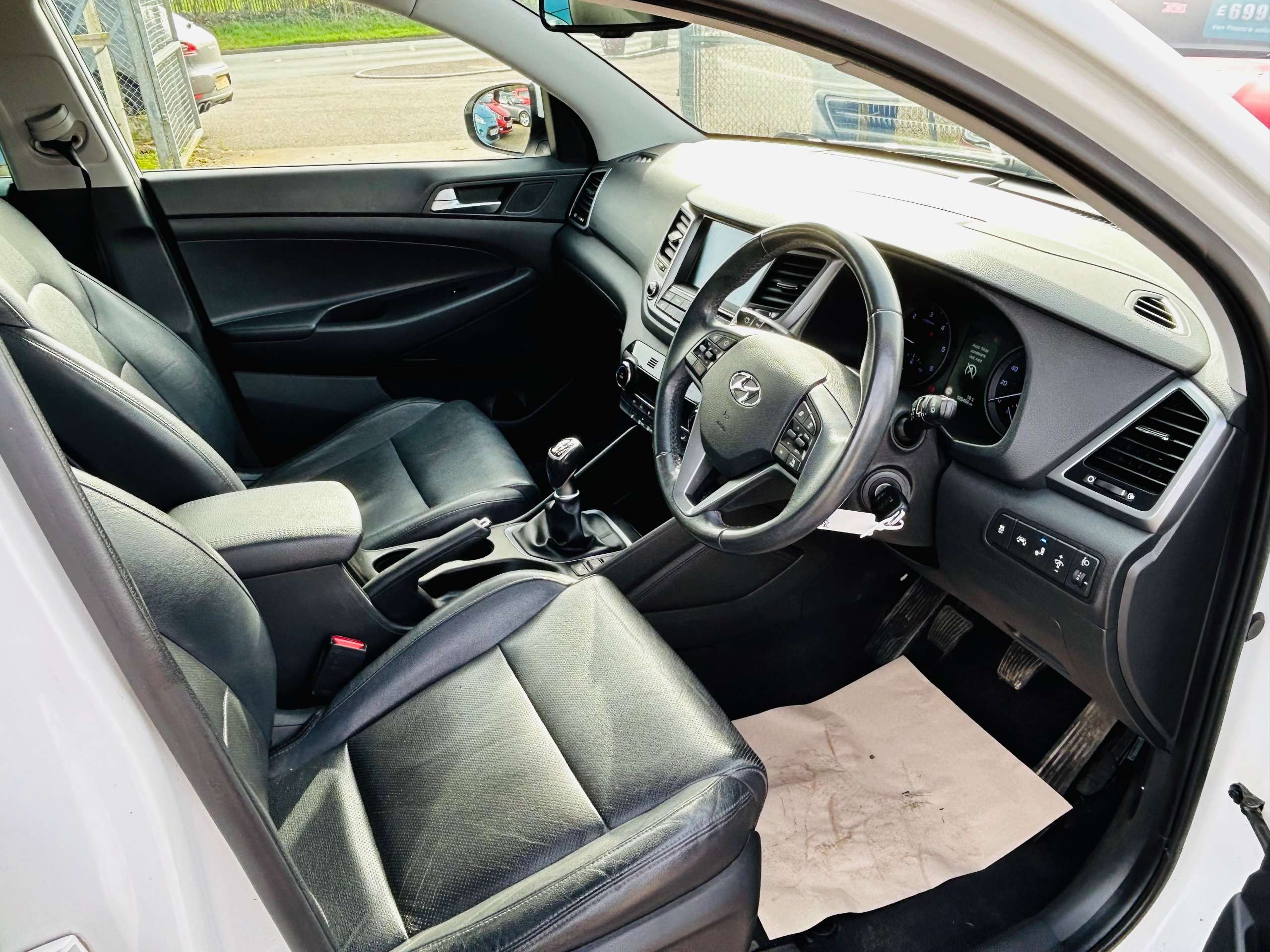 A 2016 HYUNDAI TUCSON 2.0 CRDi Blue Drive Premium SUV 5dr Diesel Manual Euro 6 (s/s) (136 ps) A 2016 HYUNDAI TUCSON 2.0 CRDi Blue Drive Premium SUV 5dr Diesel Manual Euro 6 (s/s) (136 ps)