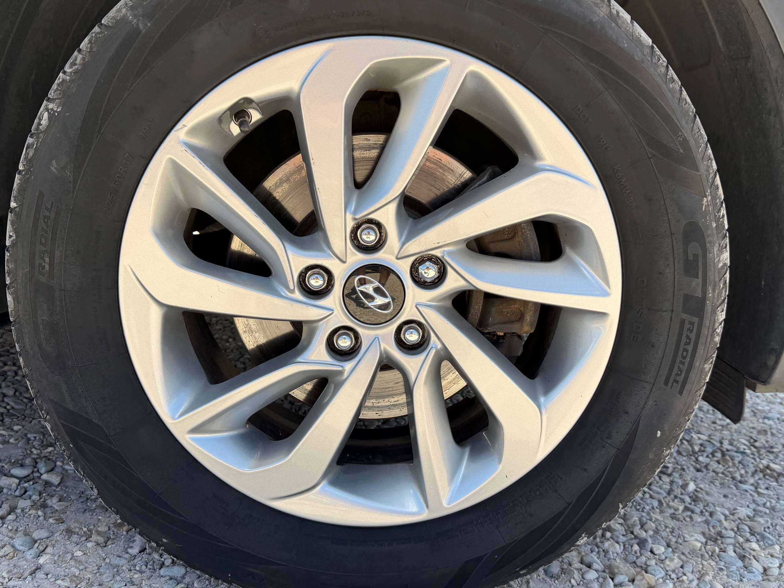 A 2017 HYUNDAI TUCSON 2.0 CRDi SE Nav SUV 5dr Diesel Manual 4WD Euro 6 (136 ps) A 2017 HYUNDAI TUCSON 2.0 CRDi SE Nav SUV 5dr Diesel Manual 4WD Euro 6 (136 ps)