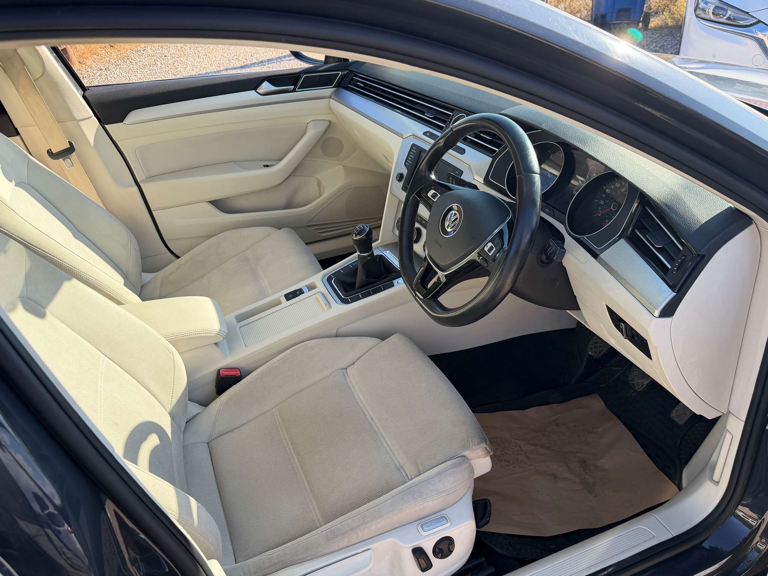 A 2015 VOLKSWAGEN PASSAT 1.6 TDI BlueMotion Tech SE Business Estate 5dr Diesel Manual Euro 6 (s/s) (120 ps) A 2015 VOLKSWAGEN PASSAT 1.6 TDI BlueMotion Tech SE Business Estate 5dr Diesel Manual Euro 6 (s/s) (120 ps)