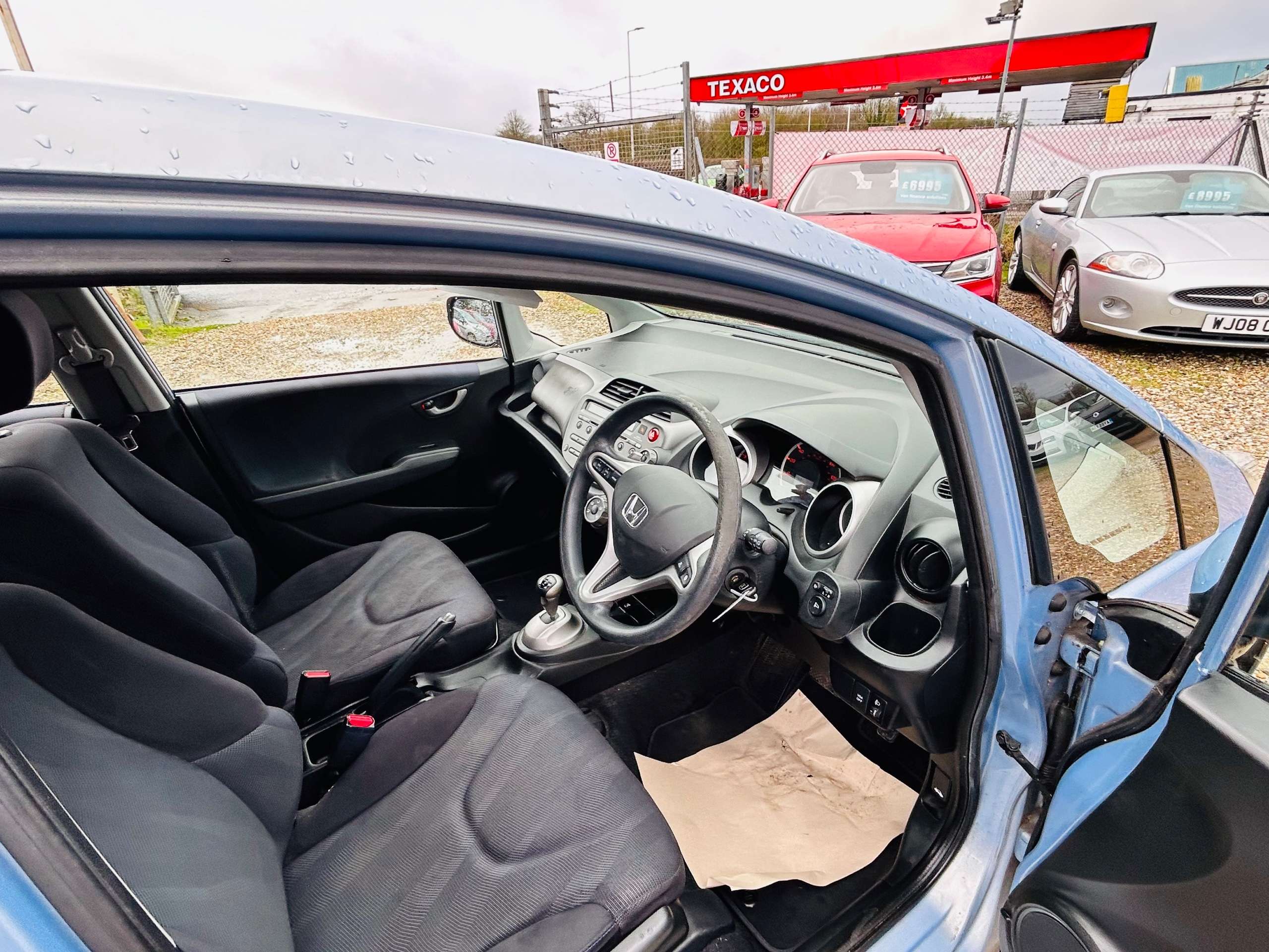 A 2010 HONDA JAZZ 1.4 i-VTEC ES Hatchback 5dr Petrol i SHIFT Euro 5 (99 ps) A 2010 HONDA JAZZ 1.4 i-VTEC ES Hatchback 5dr Petrol i SHIFT Euro 5 (99 ps)