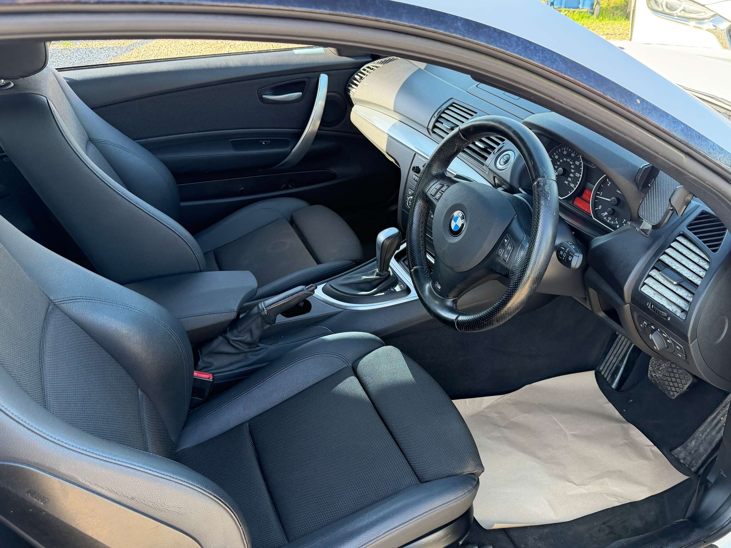 A 2009 BMW 1 SERIES 2.0 118i M Sport Hatchback 3dr Petrol Steptronic Euro 4 (143 ps) A 2009 BMW 1 SERIES 2.0 118i M Sport Hatchback 3dr Petrol Steptronic Euro 4 (143 ps)