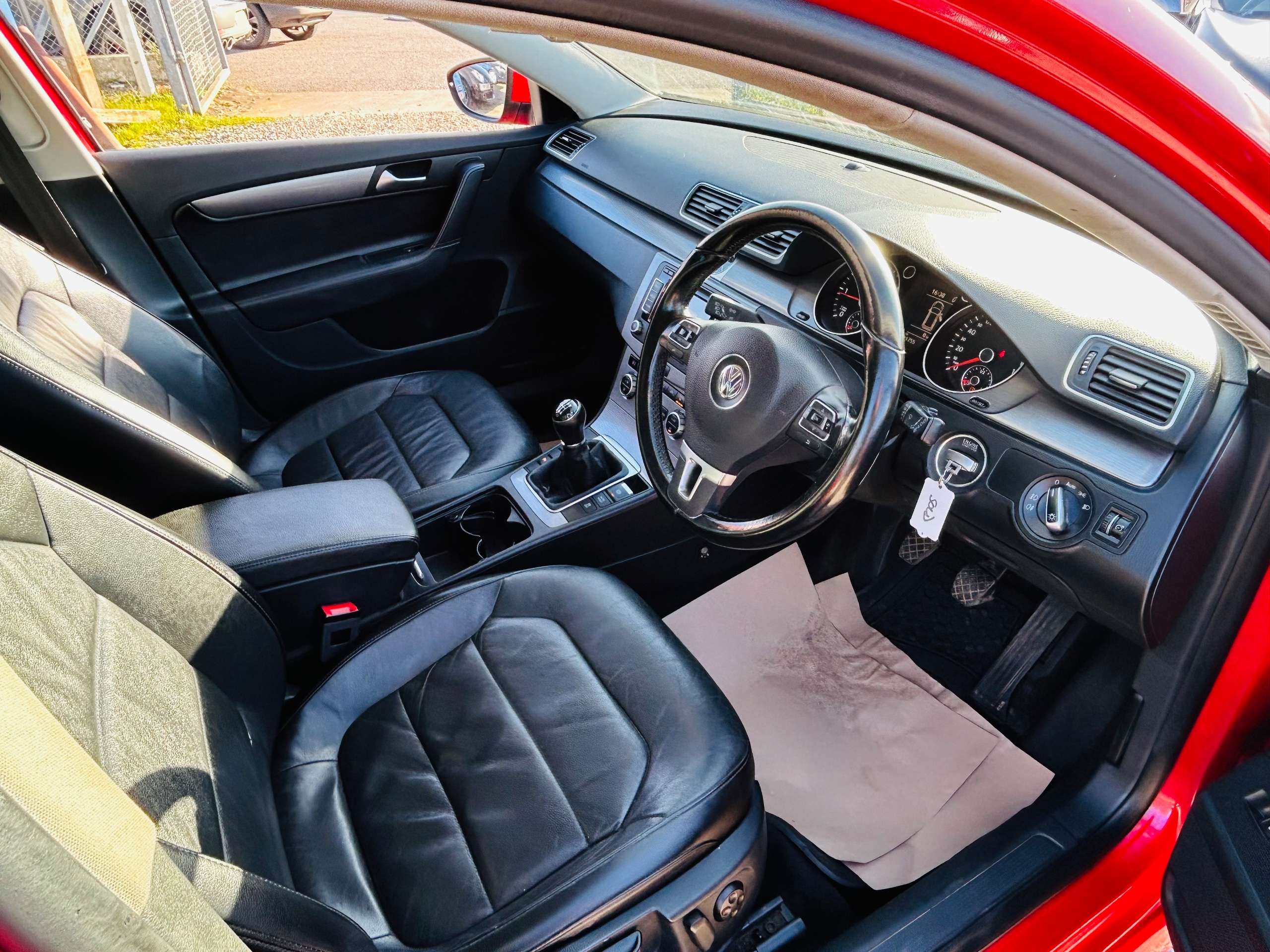 A 2014 VOLKSWAGEN PASSAT 2.0 TDI BlueMotion Tech Executive Style Estate 5dr Diesel Manual Euro 5 (s/s) (140 ps) A 2014 VOLKSWAGEN PASSAT 2.0 TDI BlueMotion Tech Executive Style Estate 5dr Diesel Manual Euro 5 (s/s) (140 ps)