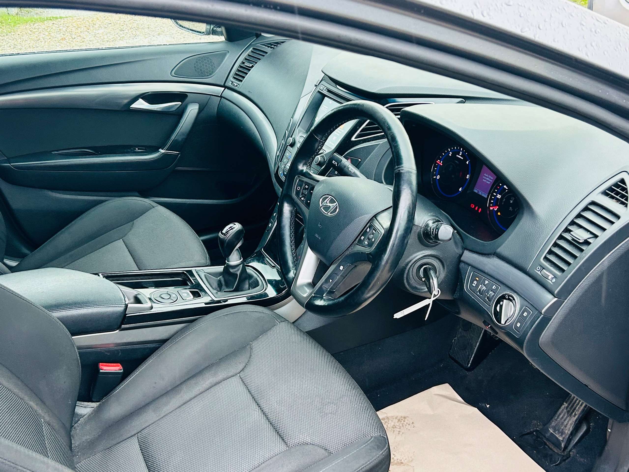 A 2015 HYUNDAI I40 1.7 CRDi Blue Drive SE Nav Tourer 5dr Diesel Manual Euro 6 (s/s) (141 ps) A 2015 HYUNDAI I40 1.7 CRDi Blue Drive SE Nav Tourer 5dr Diesel Manual Euro 6 (s/s) (141 ps)