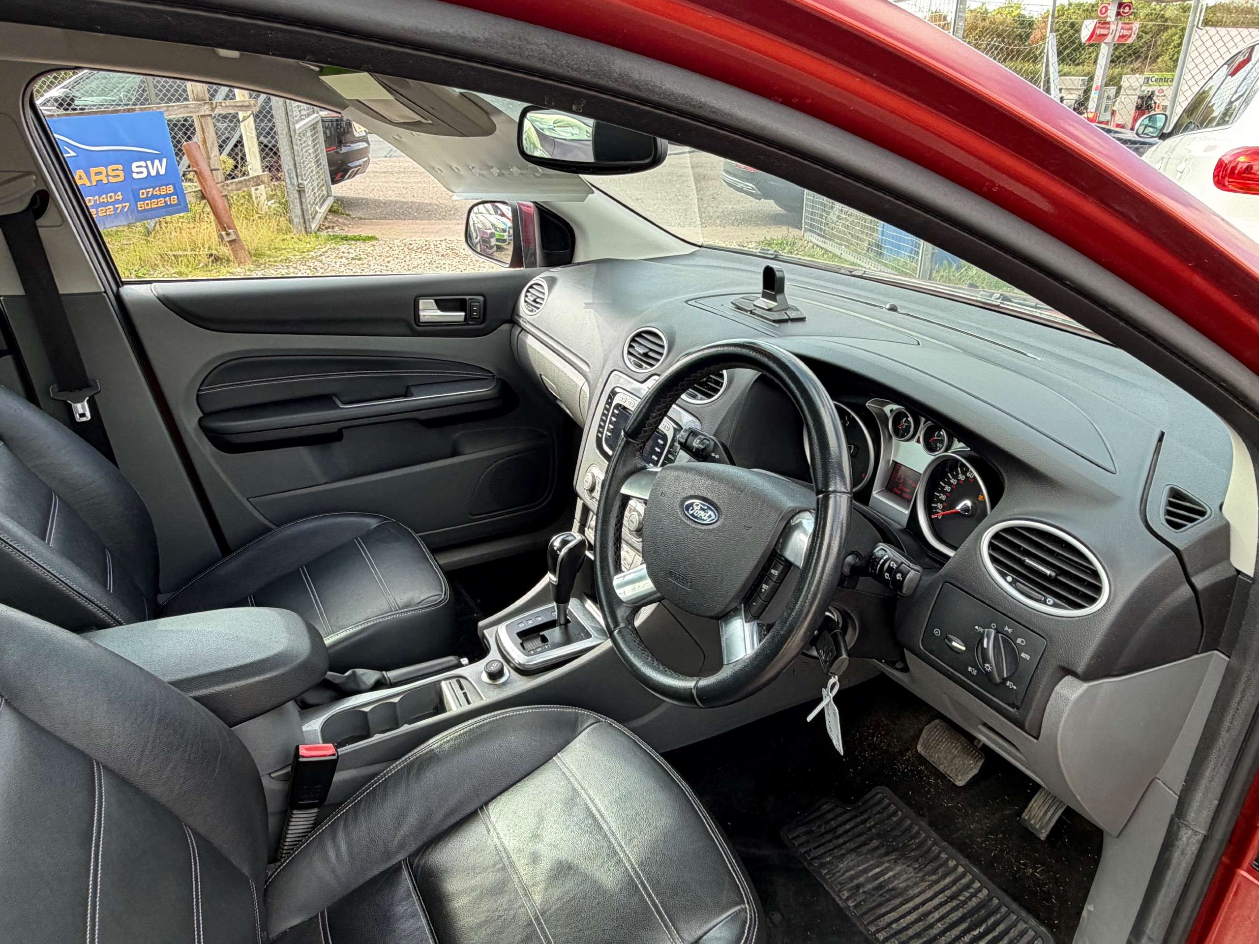 A 2009 FORD FOCUS 2.0 TDCi Titanium Saloon 4dr Diesel Automatic (148 g/km, 134 bhp) A 2009 FORD FOCUS 2.0 TDCi Titanium Saloon 4dr Diesel Automatic (148 g/km, 134 bhp)
