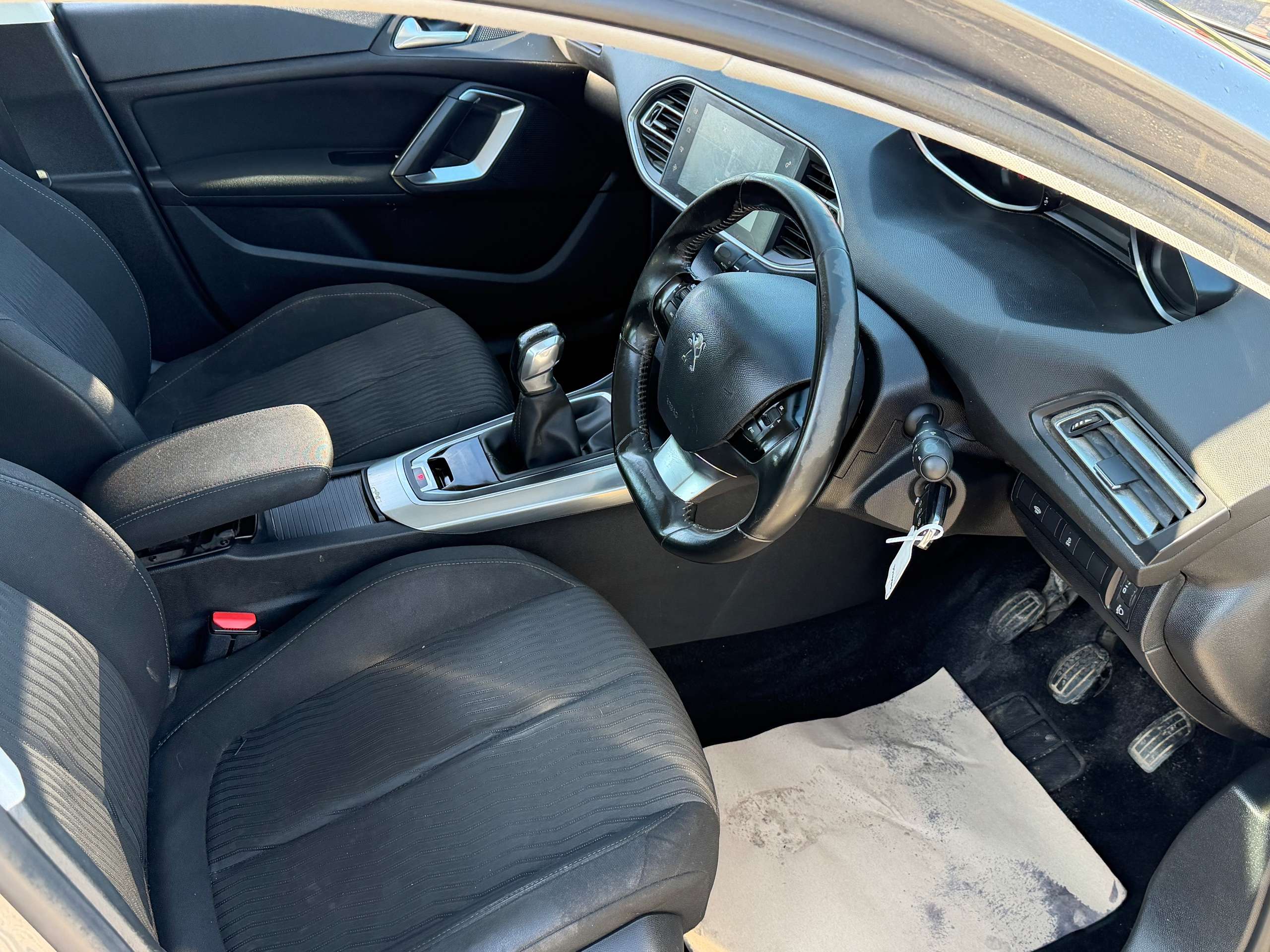 A 2015 PEUGEOT 308 SW 1.6 HDi Active Estate 5dr Diesel Manual Euro 5 (92 ps) A 2015 PEUGEOT 308 SW 1.6 HDi Active Estate 5dr Diesel Manual Euro 5 (92 ps)