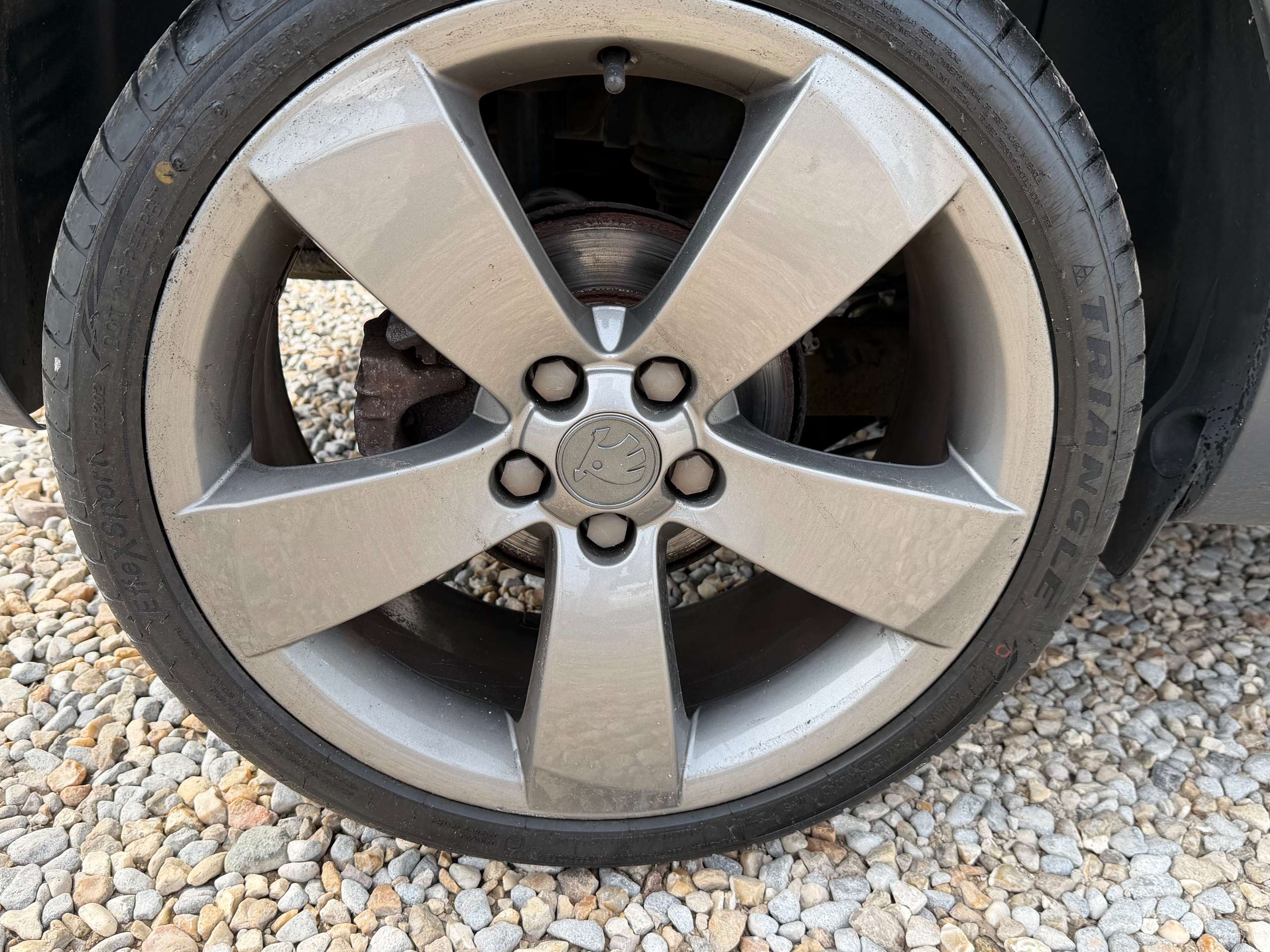 A 2009 SKODA ROOMSTER 1.9 TDI Pure Drive Scout MPV 5dr Diesel Manual (139 g/km, 105 bhp) A 2009 SKODA ROOMSTER 1.9 TDI Pure Drive Scout MPV 5dr Diesel Manual (139 g/km, 105 bhp)