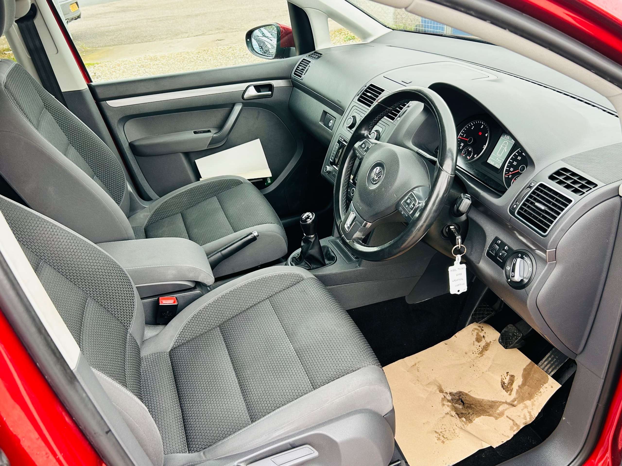 A 2014 VOLKSWAGEN TOURAN 2.0 TDI SE MPV 5dr Diesel Manual Euro 5 (140 ps) A 2014 VOLKSWAGEN TOURAN 2.0 TDI SE MPV 5dr Diesel Manual Euro 5 (140 ps)