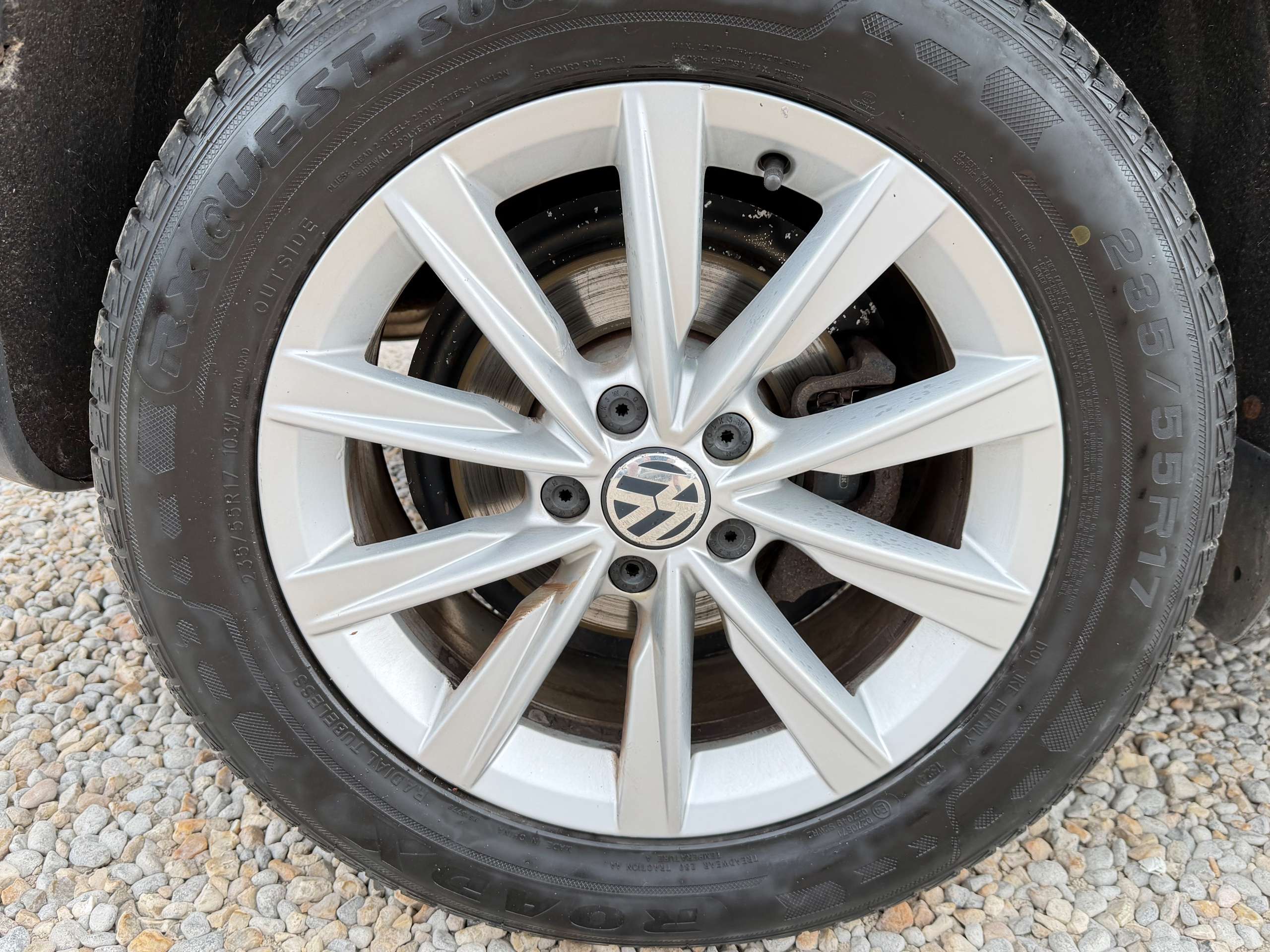 A 2013 VOLKSWAGEN TIGUAN 2.0 TDI BlueMotion Tech SE SUV 5dr Diesel Manual 2WD Euro 5 (s/s) (140 ps) A 2013 VOLKSWAGEN TIGUAN 2.0 TDI BlueMotion Tech SE SUV 5dr Diesel Manual 2WD Euro 5 (s/s) (140 ps)