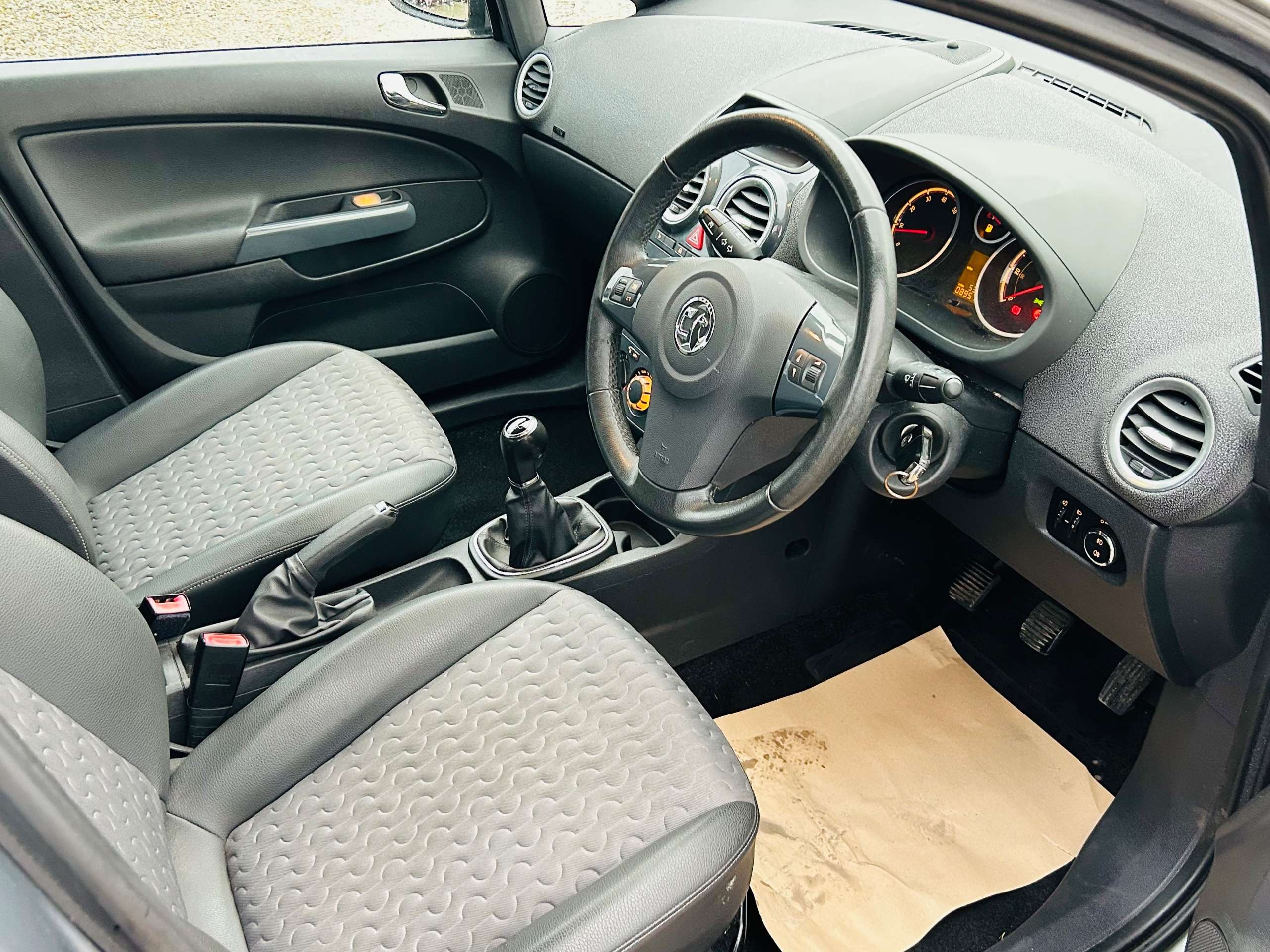 A 2012 VAUXHALL CORSA 1.4 16V SE Hatchback 5dr Petrol Manual Wide Ratio Euro 5 (100 ps) A 2012 VAUXHALL CORSA 1.4 16V SE Hatchback 5dr Petrol Manual Wide Ratio Euro 5 (100 ps)