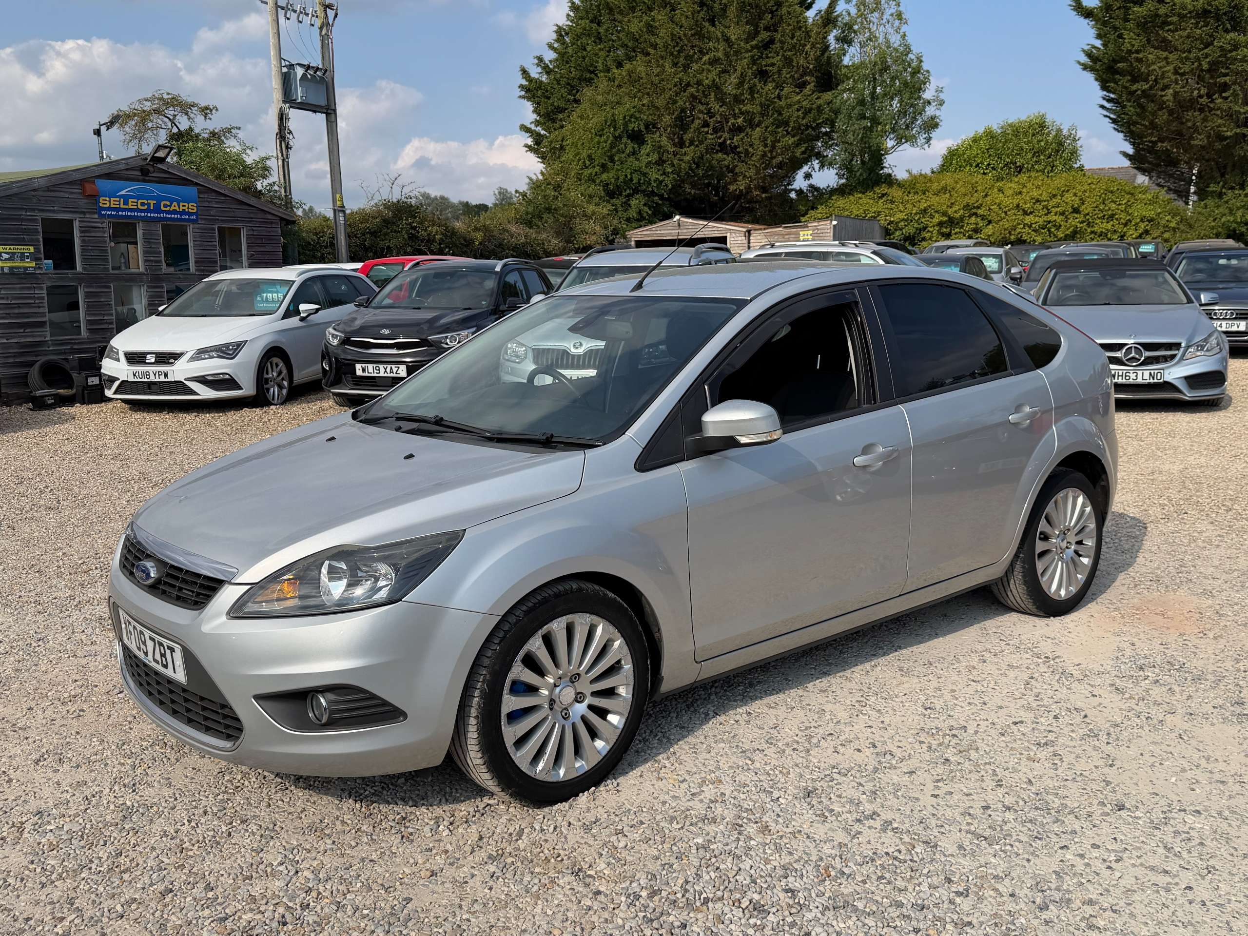 A 2009 FORD FOCUS 1.8 TDCi Titanium Hatchback 5dr Diesel Manual (137 g/km, 113 bhp) A 2009 FORD FOCUS 1.8 TDCi Titanium Hatchback 5dr Diesel Manual (137 g/km, 113 bhp)