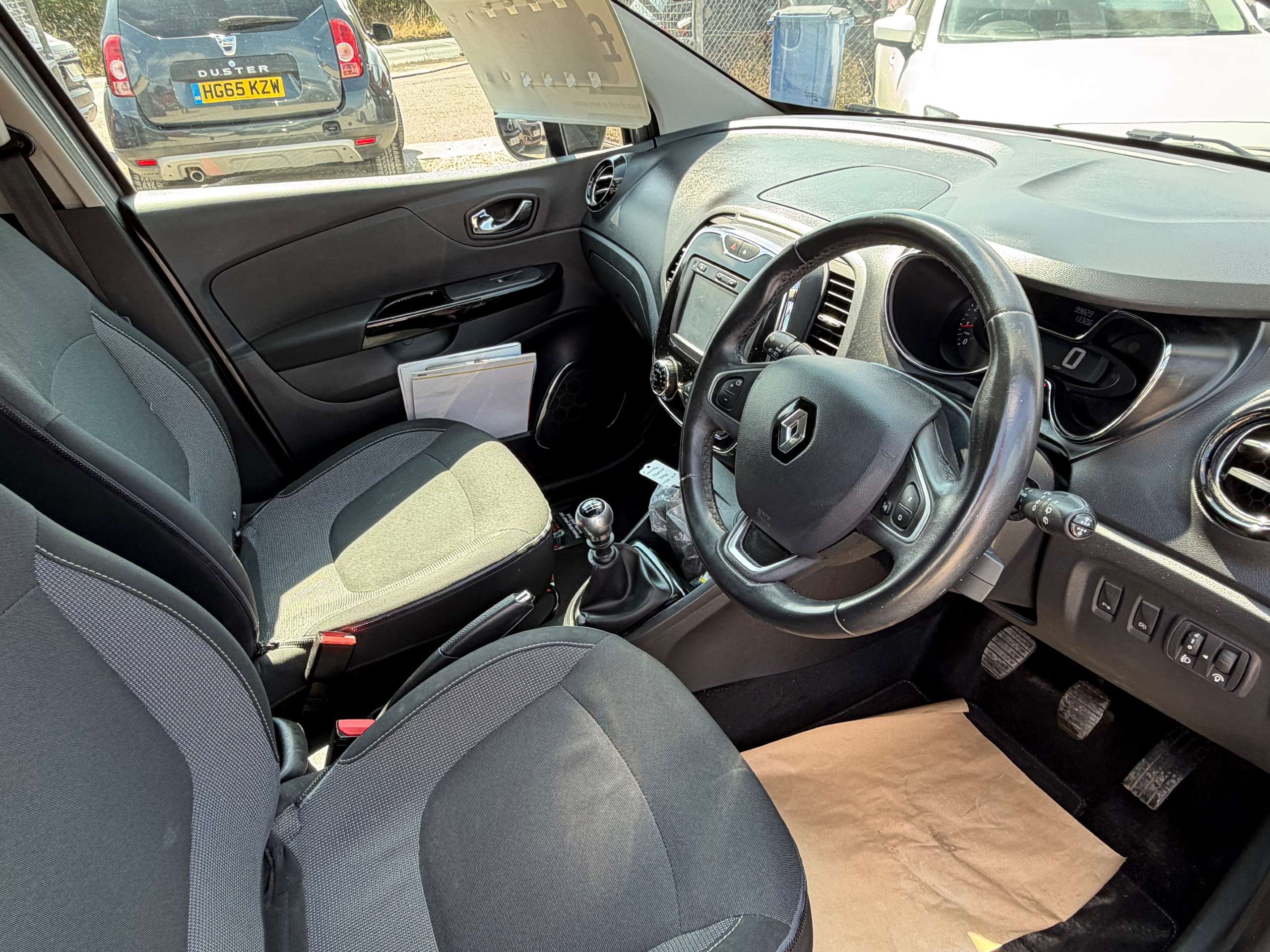 A 2016 RENAULT CAPTUR 1.5 dCi ENERGY Dynamique S Nav SUV 5dr Diesel Manual Euro 6 (s/s) (110 ps) A 2016 RENAULT CAPTUR 1.5 dCi ENERGY Dynamique S Nav SUV 5dr Diesel Manual Euro 6 (s/s) (110 ps)