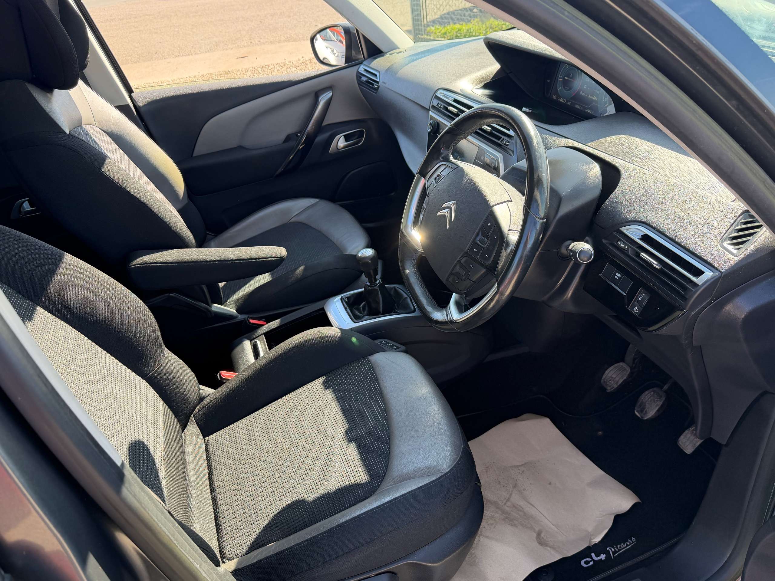 A 2014 CITROEN GRAND C4 PICASSO 1.6 e-HDi Exclusive+ MPV 5dr Diesel Manual Euro 5 (s/s) (115 ps) A 2014 CITROEN GRAND C4 PICASSO 1.6 e-HDi Exclusive+ MPV 5dr Diesel Manual Euro 5 (s/s) (115 ps)