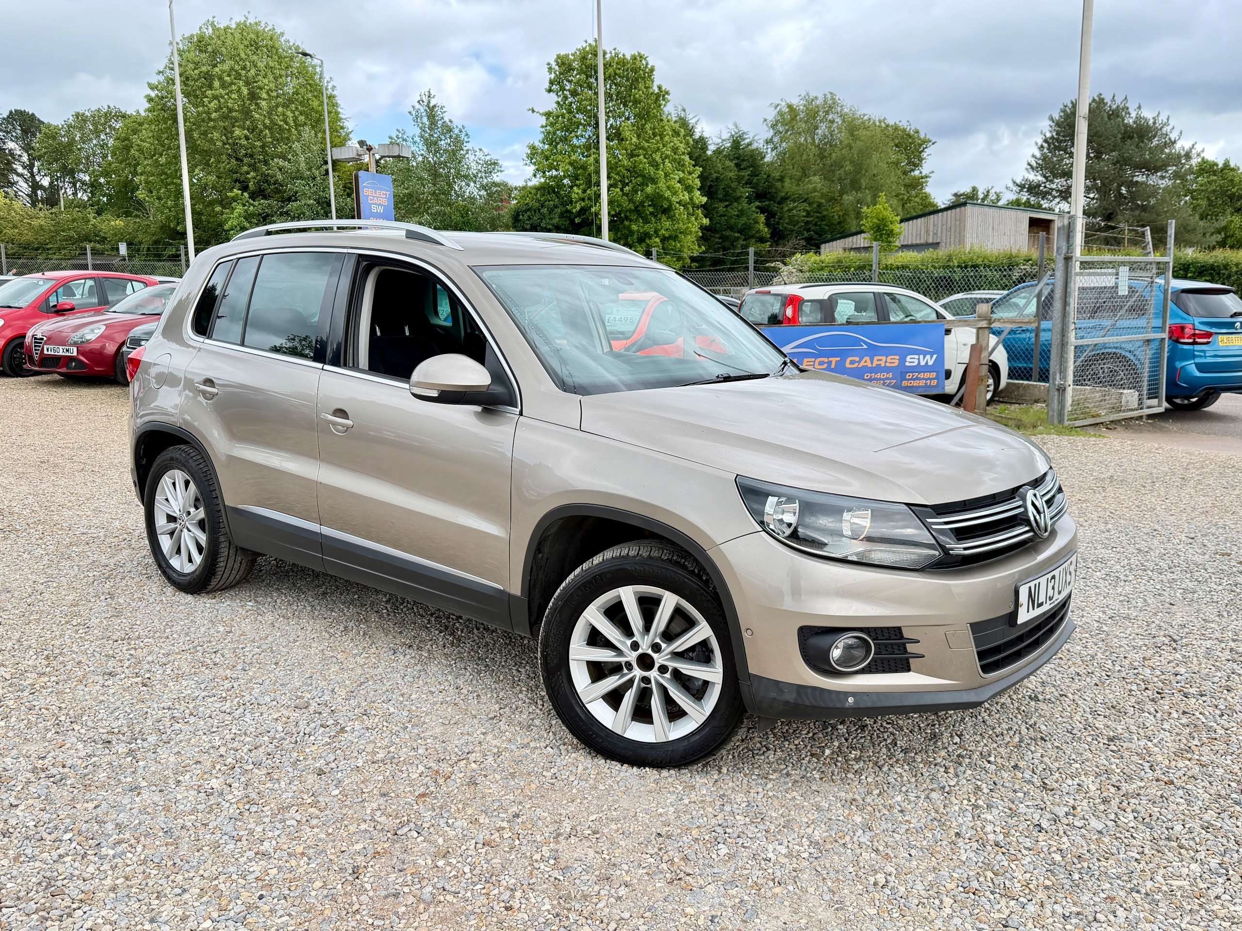 A 2013 VOLKSWAGEN TIGUAN 2.0 TDI BlueMotion Tech SE SUV 5dr Diesel Manual 2WD Euro 5 (s/s) (140 ps) A 2013 VOLKSWAGEN TIGUAN 2.0 TDI BlueMotion Tech SE SUV 5dr Diesel Manual 2WD Euro 5 (s/s) (140 ps)