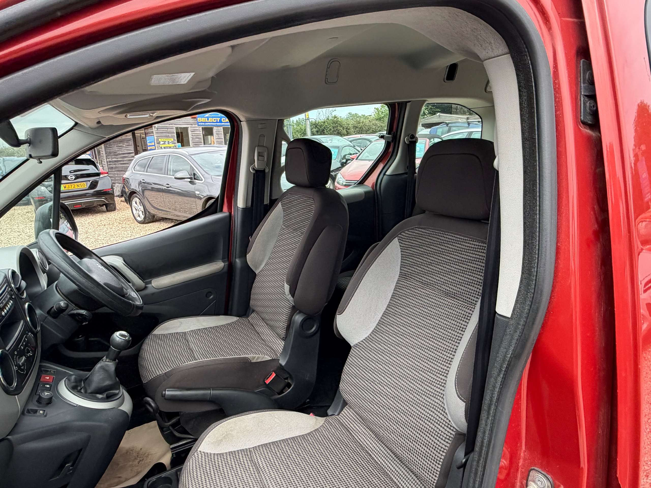 A 2011 PEUGEOT PARTNER TEPEE 1.6 HDi 8v Tepee Outdoor MPV 5dr Diesel Manual (139 g/km, 112 bhp) A 2011 PEUGEOT PARTNER TEPEE 1.6 HDi 8v Tepee Outdoor MPV 5dr Diesel Manual (139 g/km, 112 bhp)