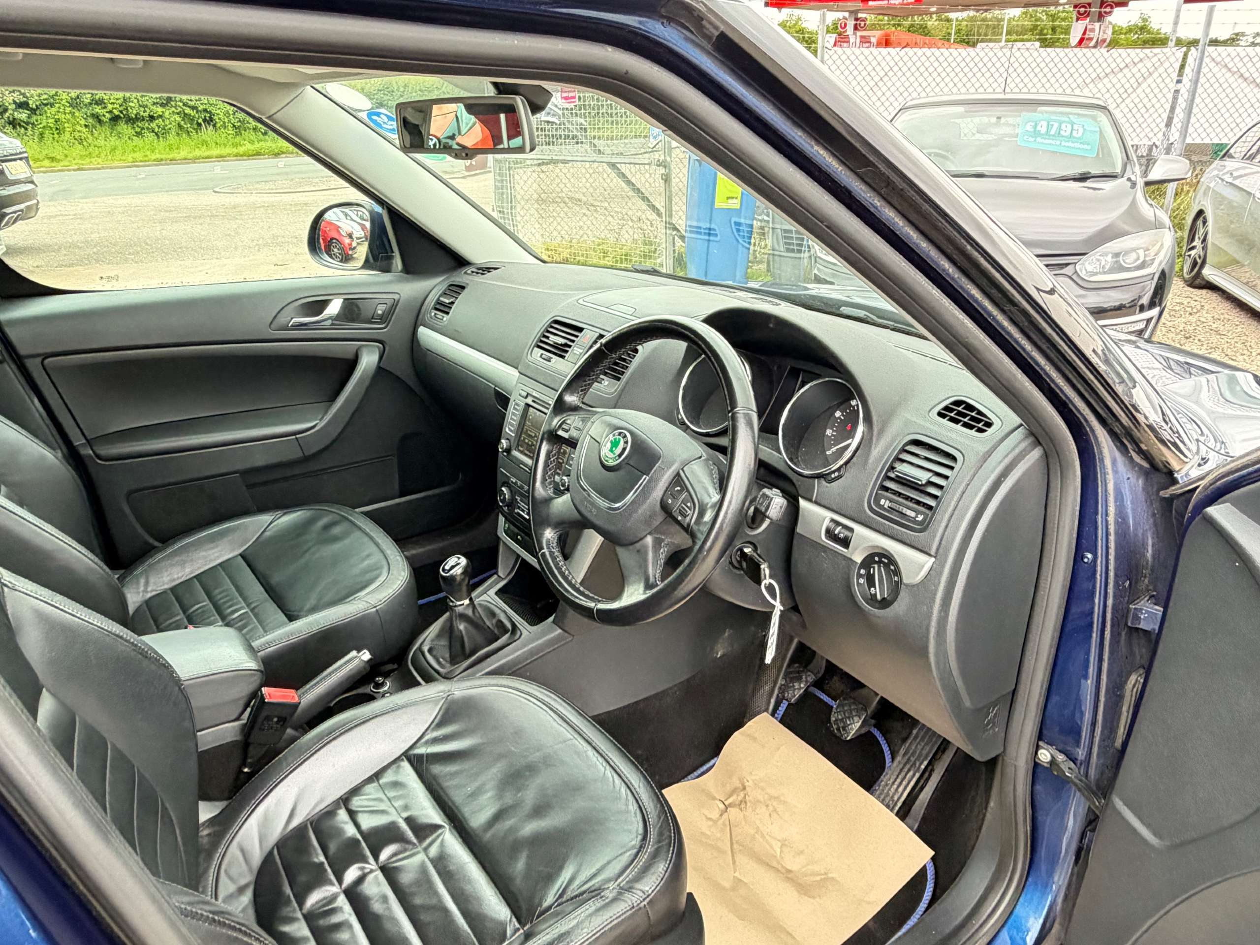 A 2013 SKODA YETI 1.6 TDI GreenLine II Elegance SUV 5dr Diesel Manual Euro 5 (s/s) (105 ps) A 2013 SKODA YETI 1.6 TDI GreenLine II Elegance SUV 5dr Diesel Manual Euro 5 (s/s) (105 ps)
