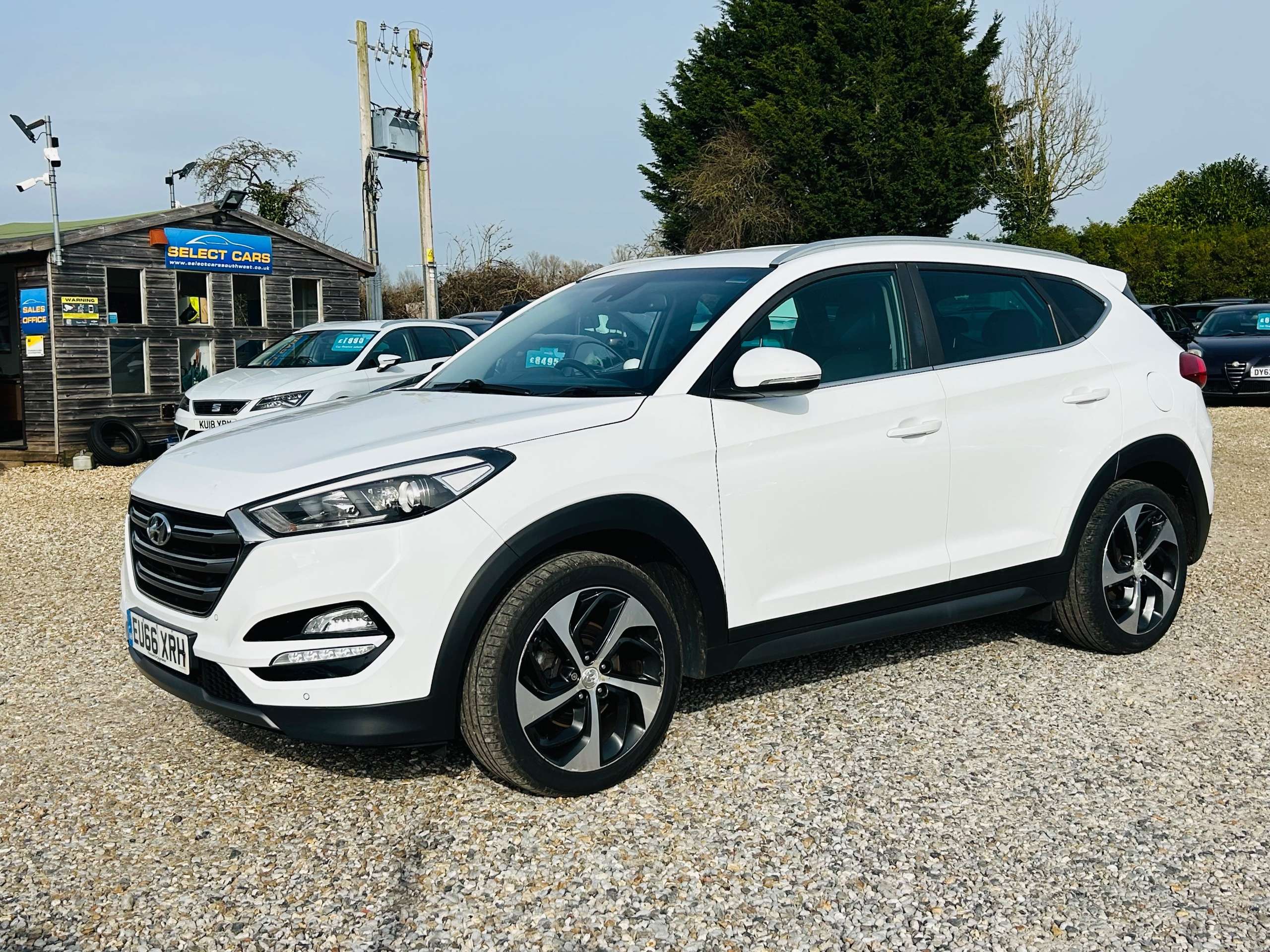 A 2016 HYUNDAI TUCSON 2.0 CRDi Blue Drive Premium SUV 5dr Diesel Manual Euro 6 (s/s) (136 ps) A 2016 HYUNDAI TUCSON 2.0 CRDi Blue Drive Premium SUV 5dr Diesel Manual Euro 6 (s/s) (136 ps)